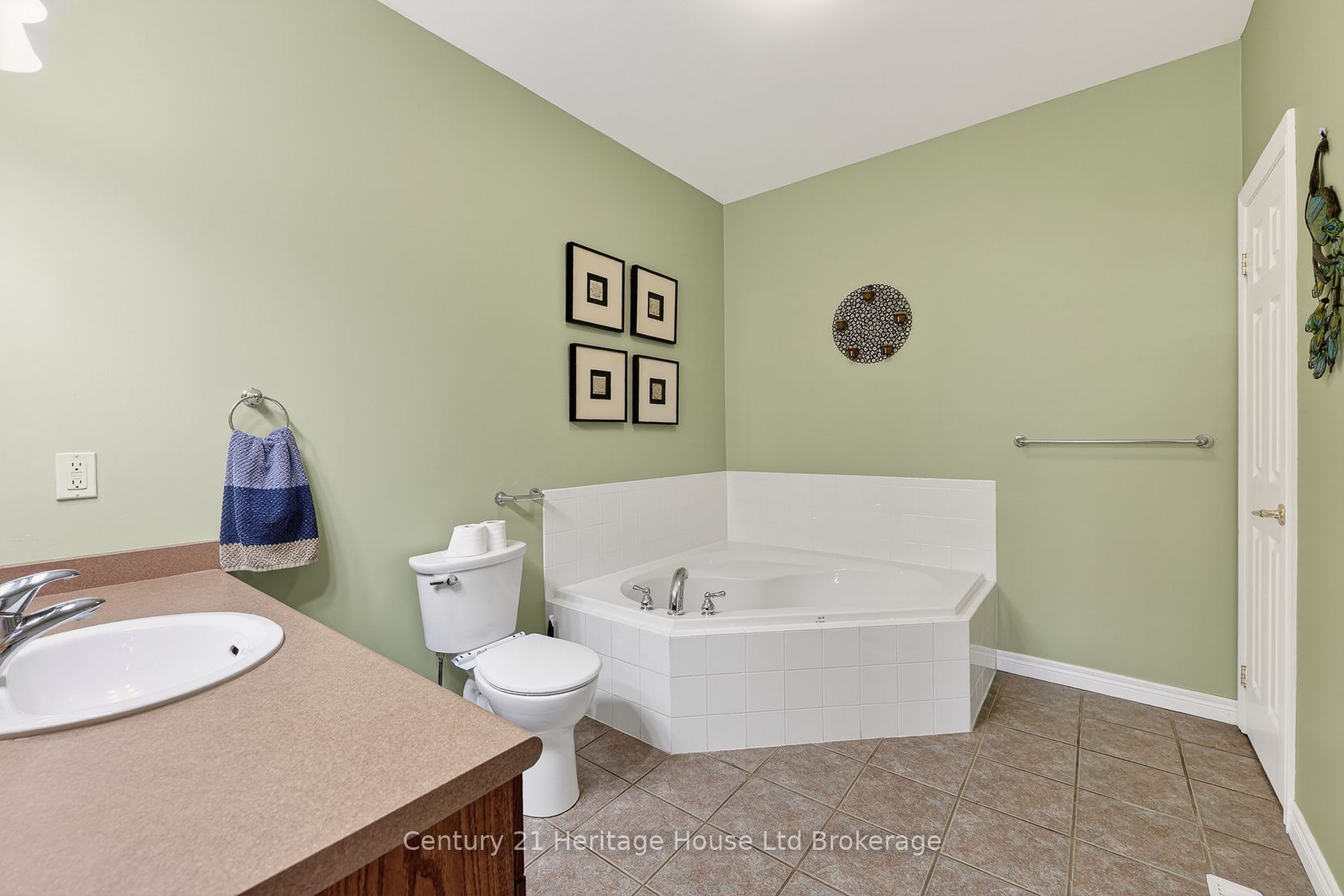 450 Lakeview Drive 13 Property Photo 18