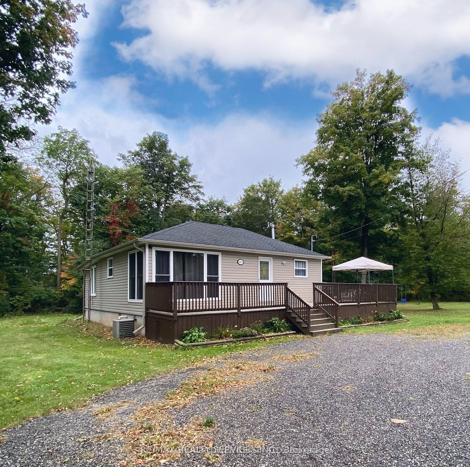 4870 Mapleview Crescent Property Photo 1