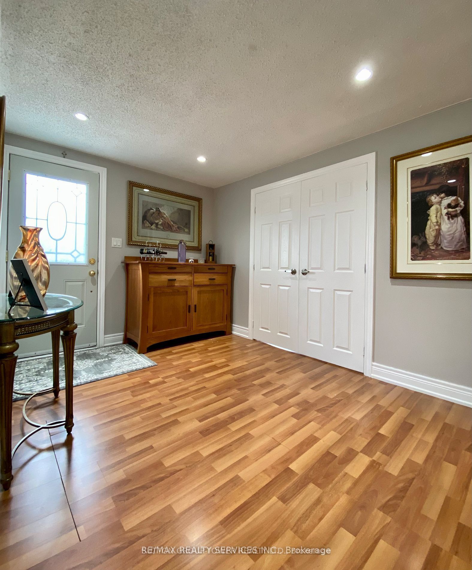 4870 Mapleview Crescent Property Photo 2