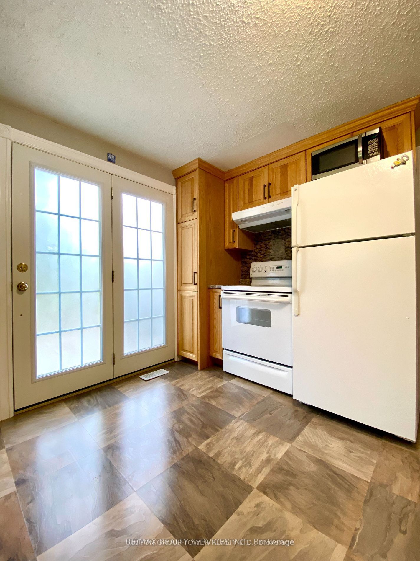 4870 Mapleview Crescent Property Photo 8