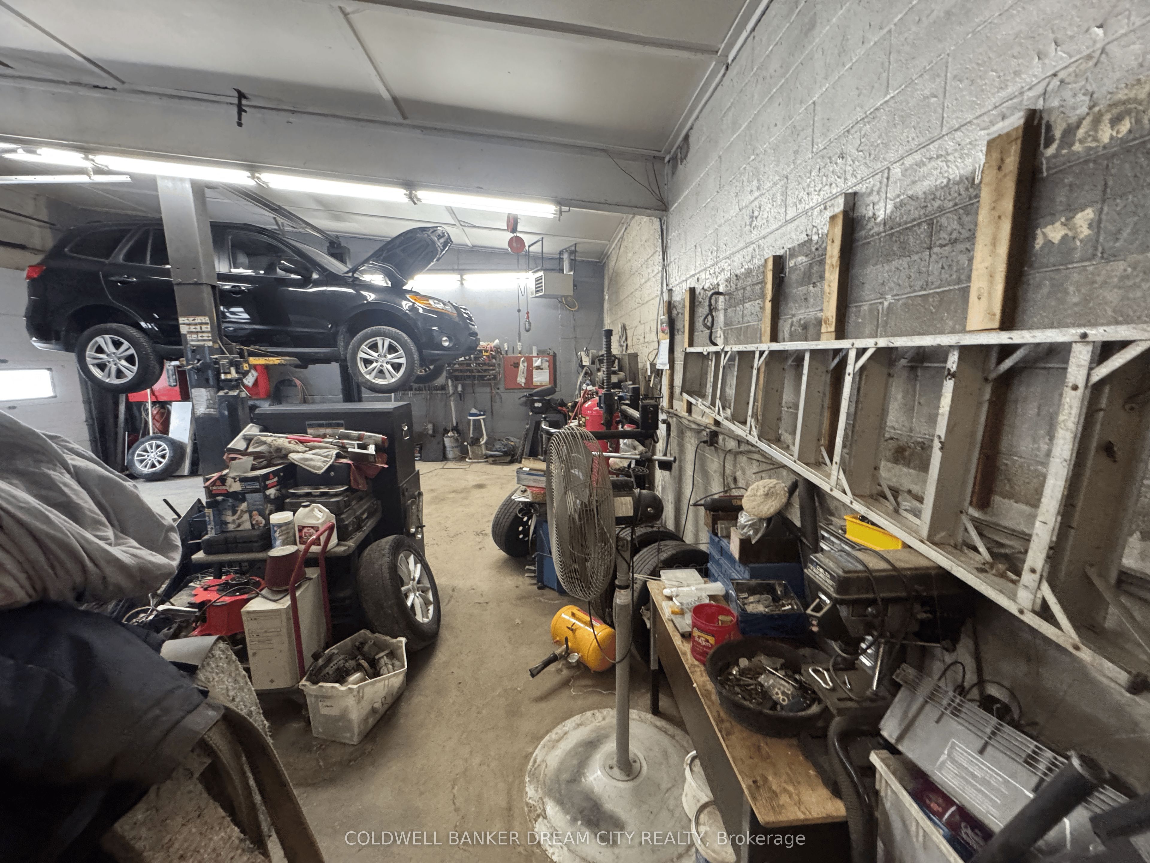 165 King Street W Property Photo 6