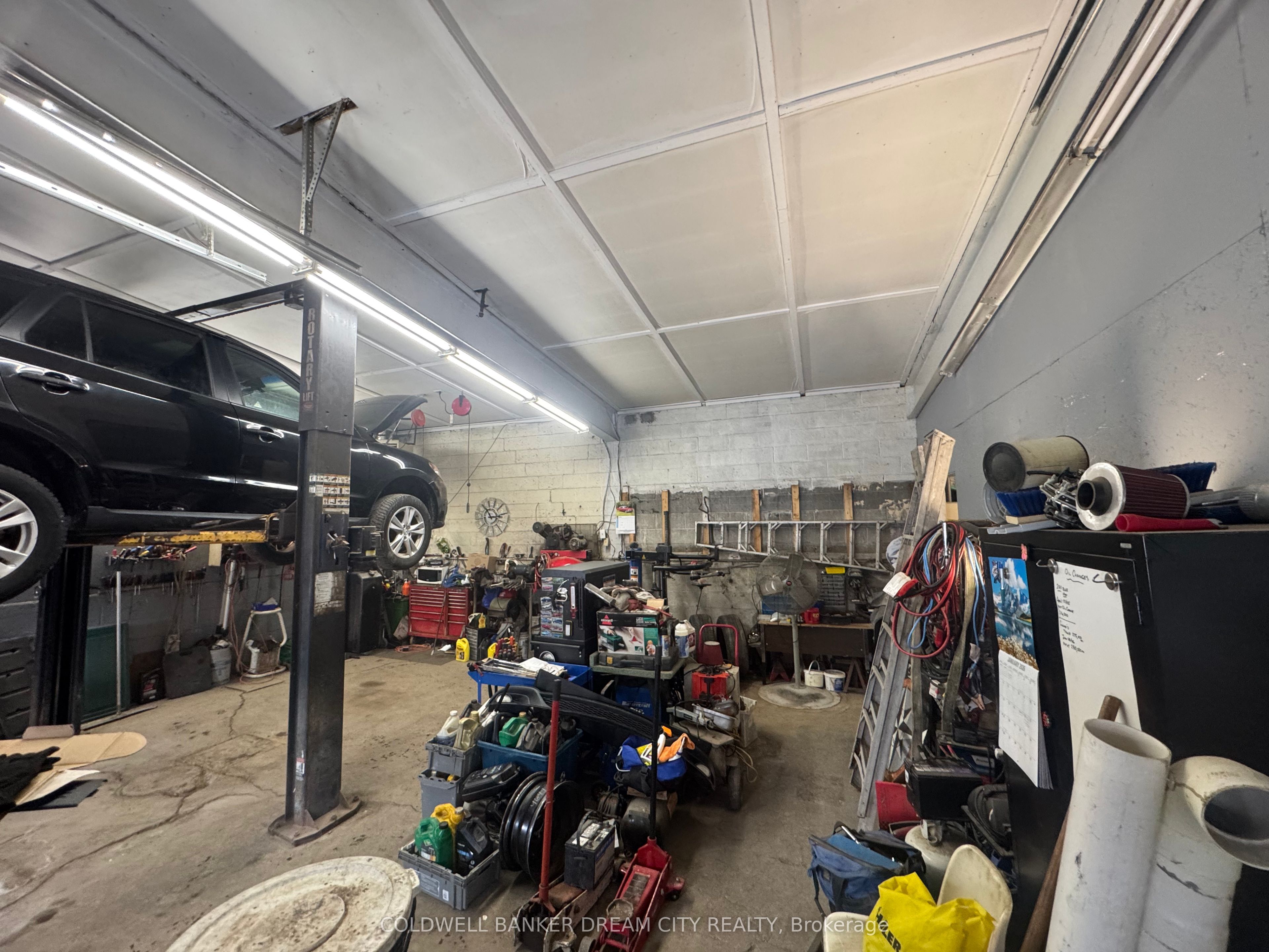 165 King Street W Property Photo 8