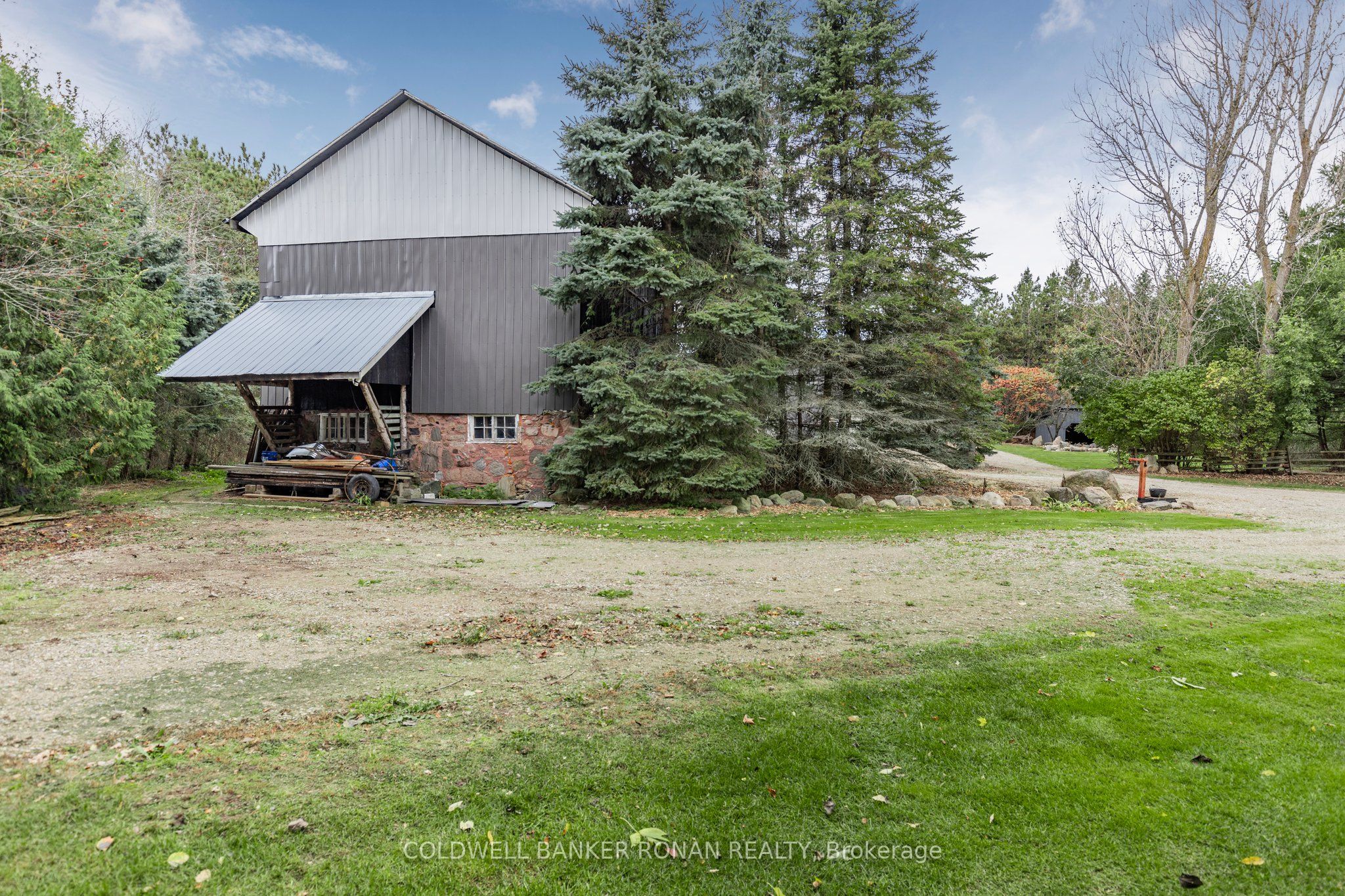 836138 4th Line E Property Photo 11