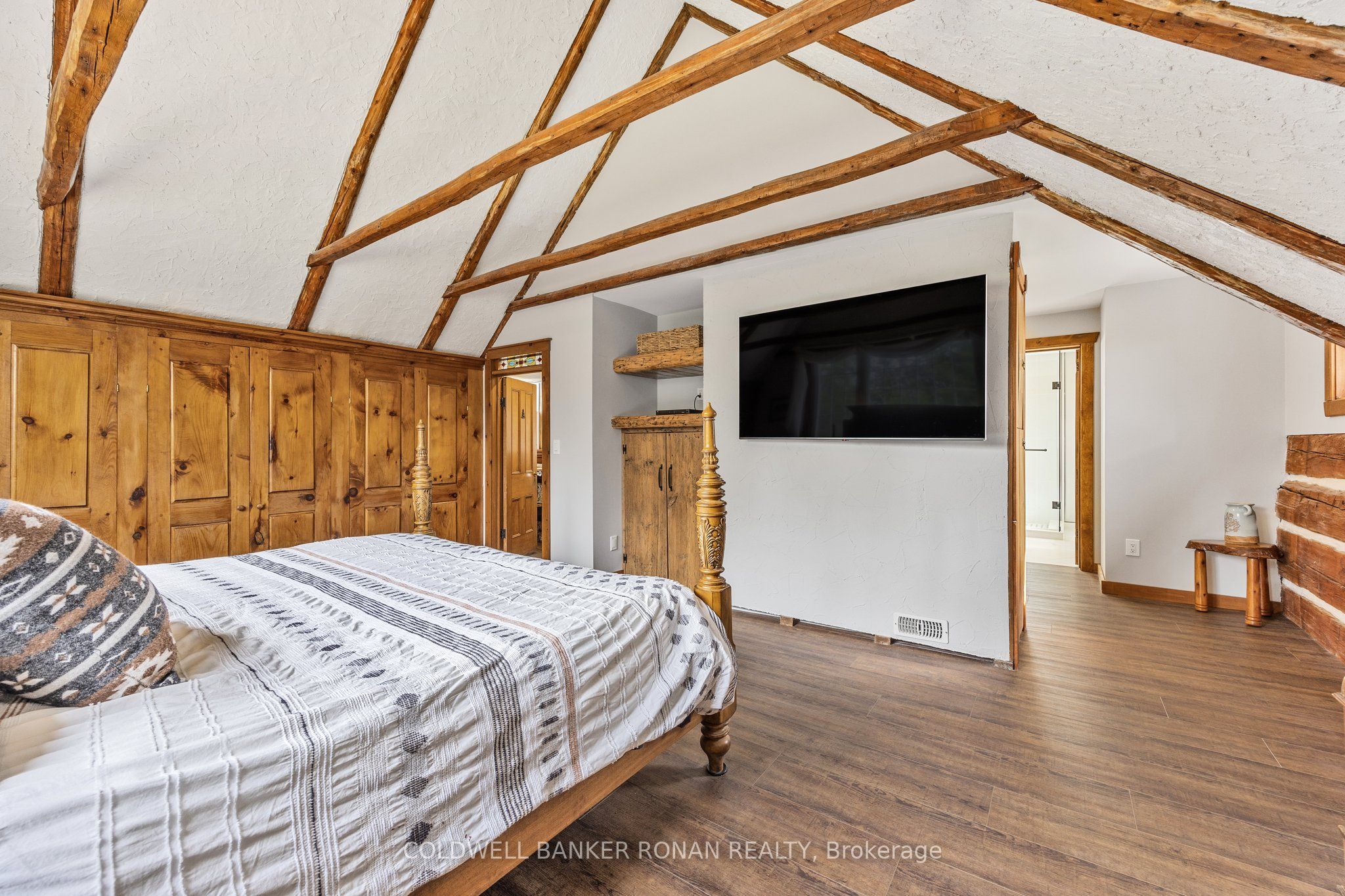 836138 4th Line E Property Photo 24
