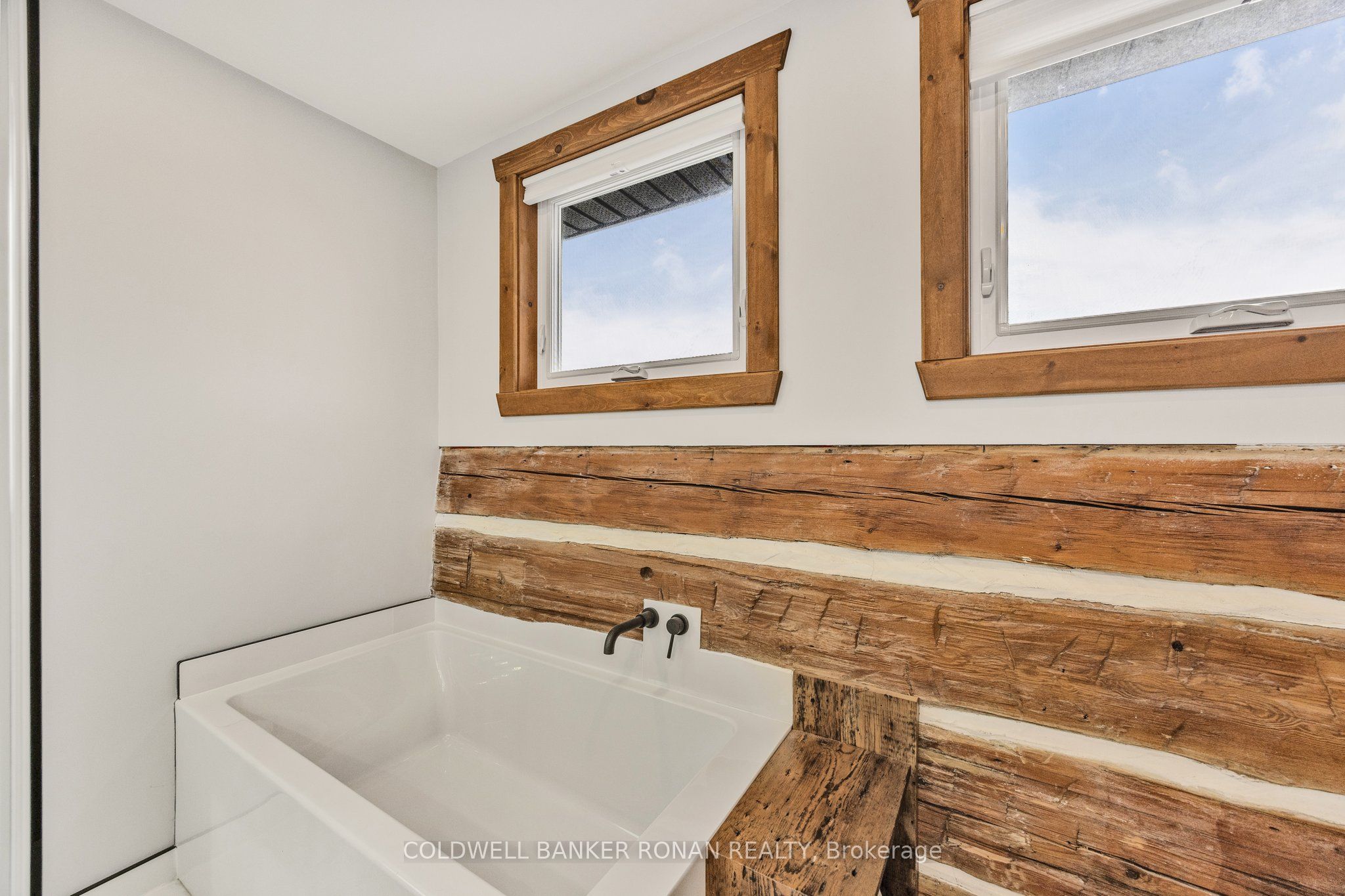 836138 4th Line E Property Photo 29
