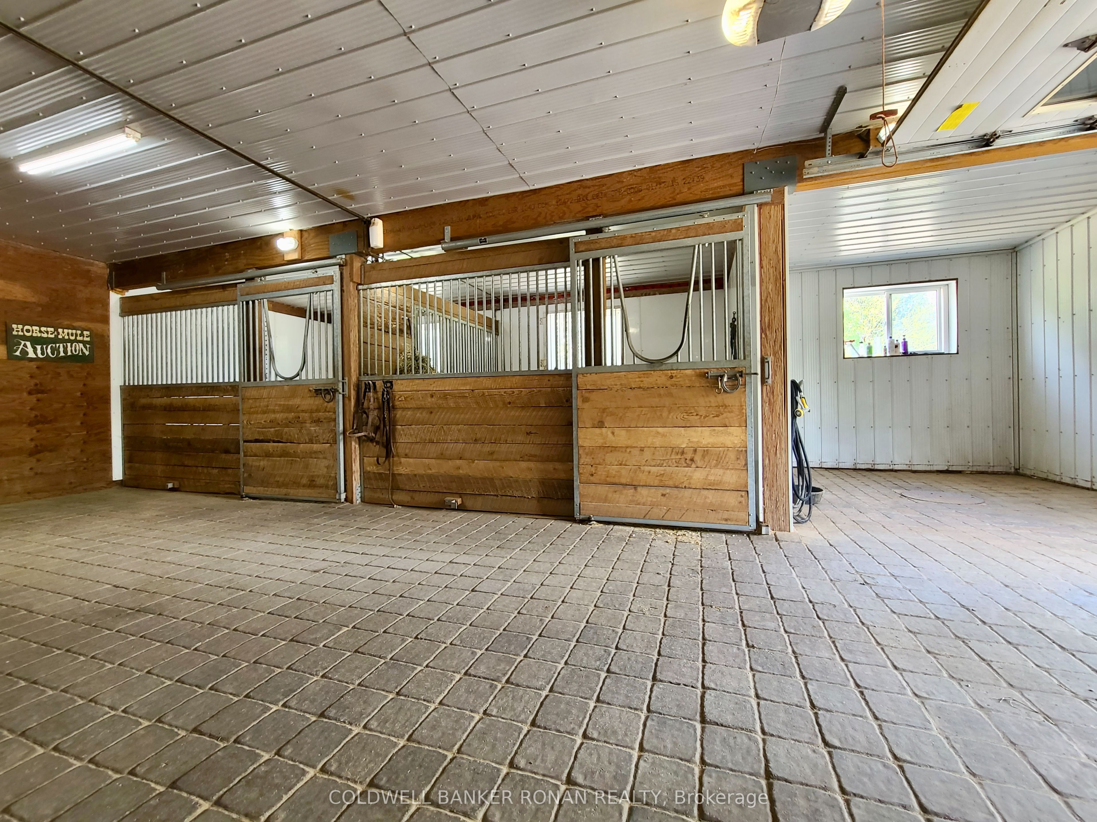 836138 4th Line E Property Photo 36