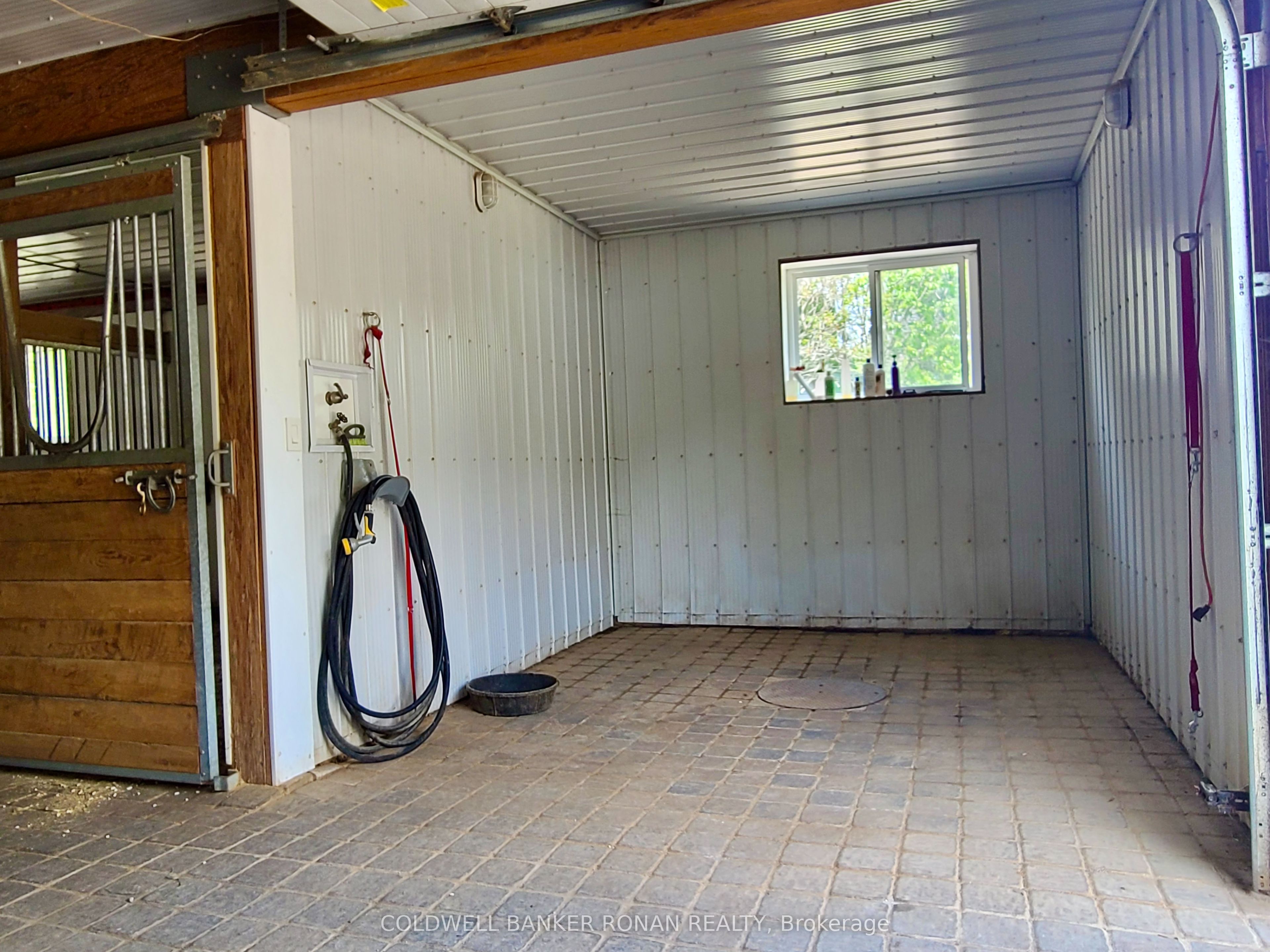836138 4th Line E Property Photo 37