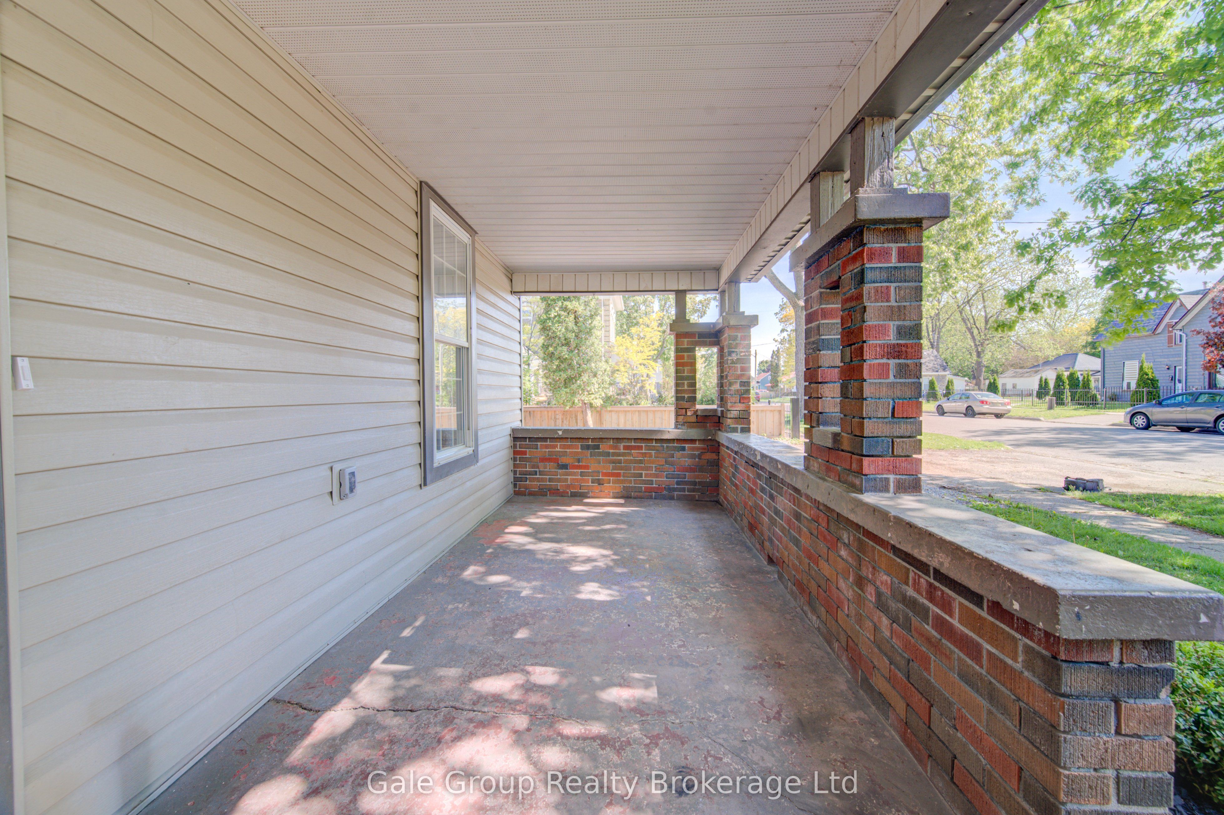 203 Talbot Street S Property Photo 5