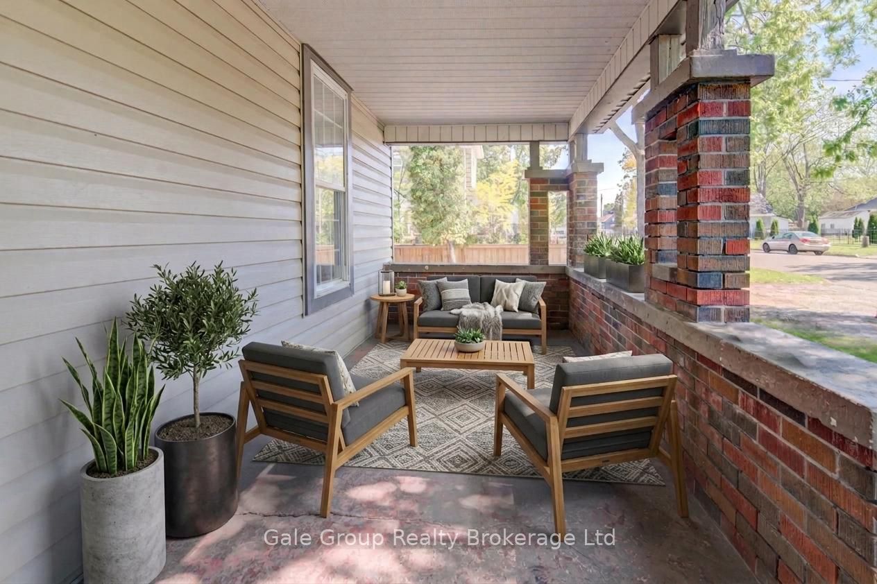 203 Talbot Street S Property Photo 6