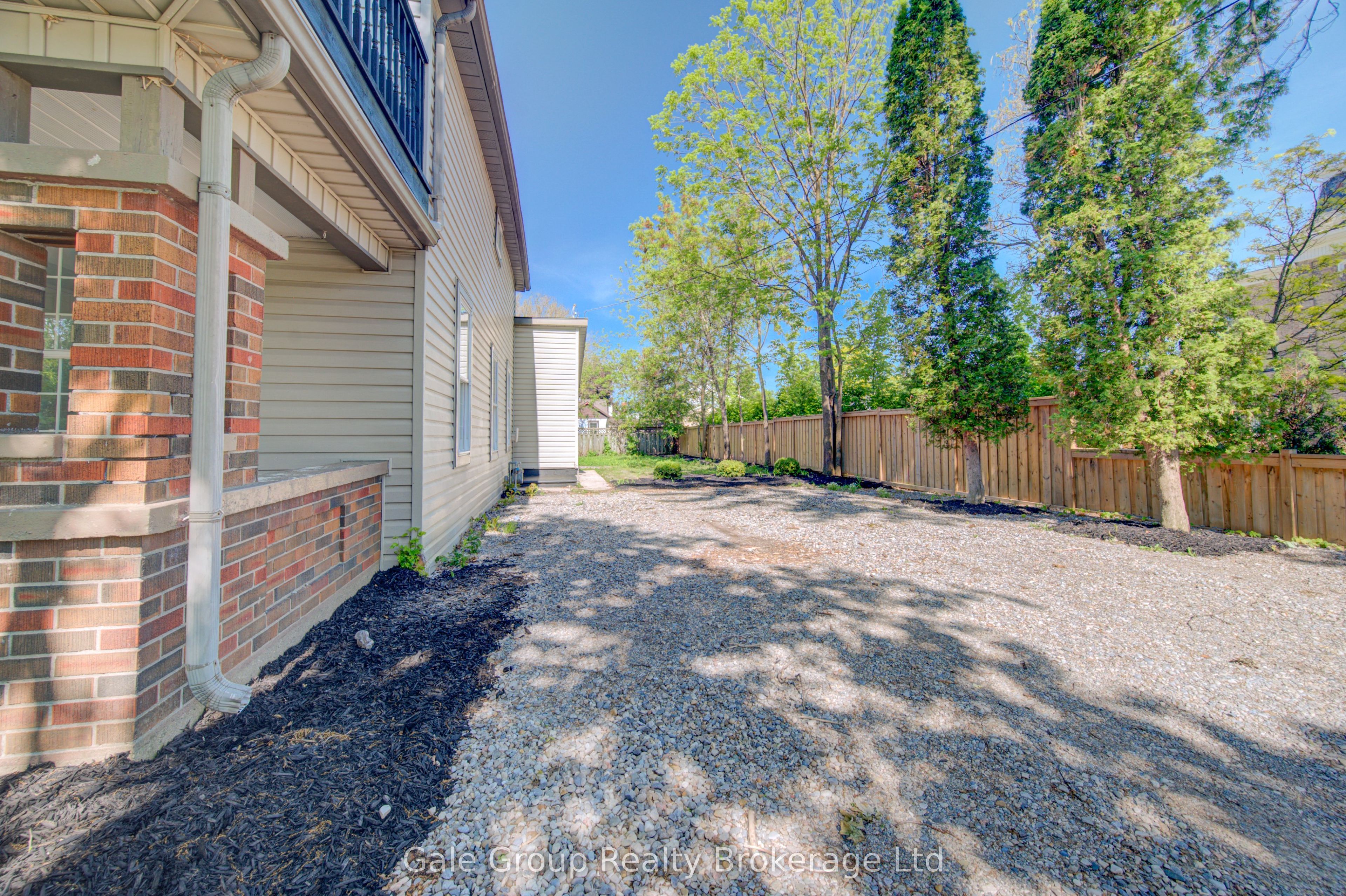 203 Talbot Street S Property Photo 7