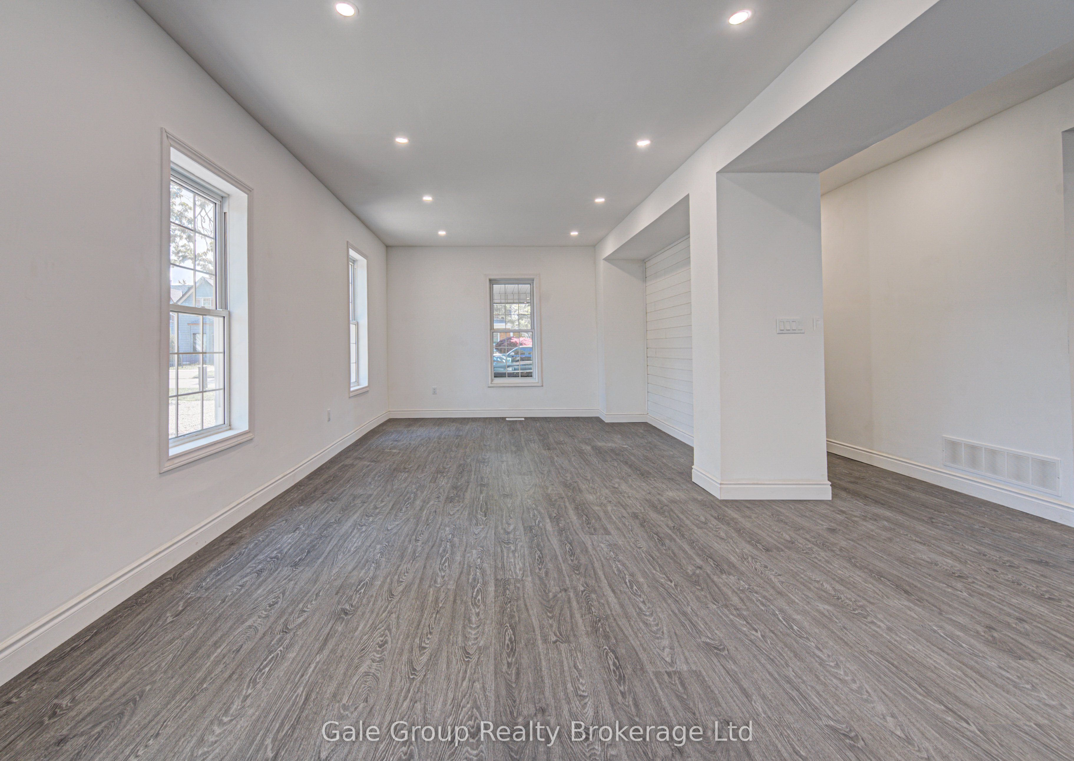 203 Talbot Street S Property Photo 15