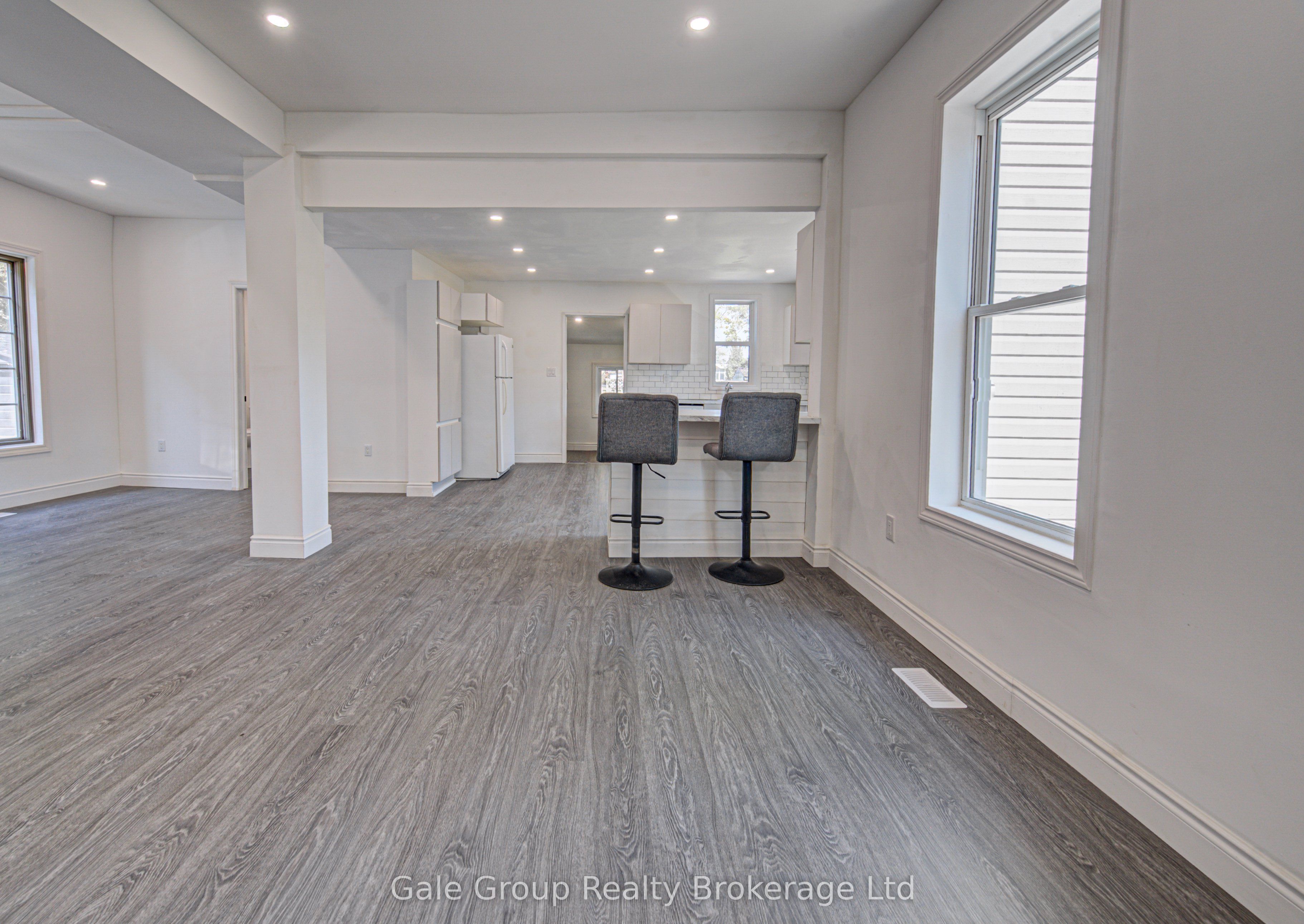 203 Talbot Street S Property Photo 17