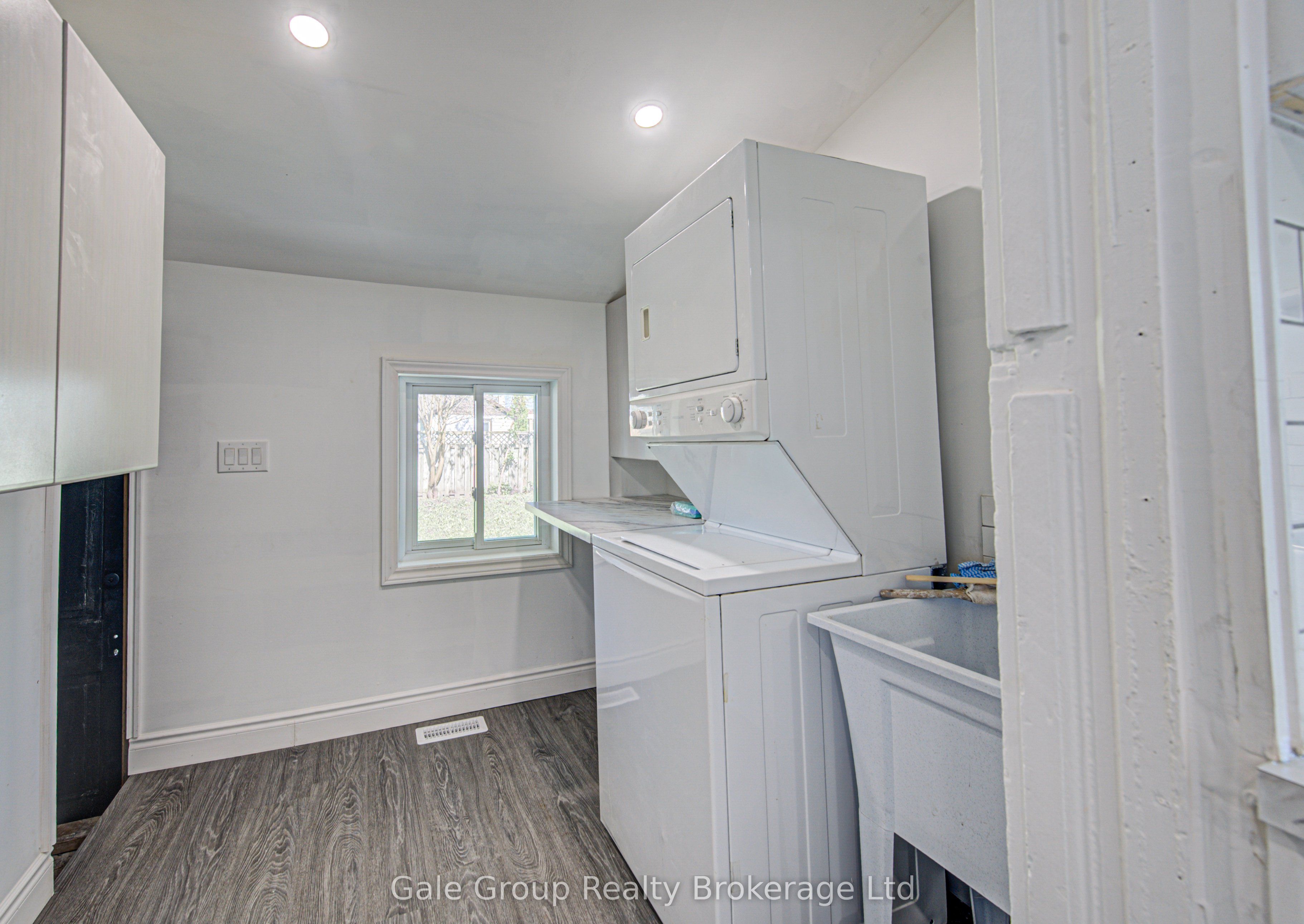 203 Talbot Street S Property Photo 27