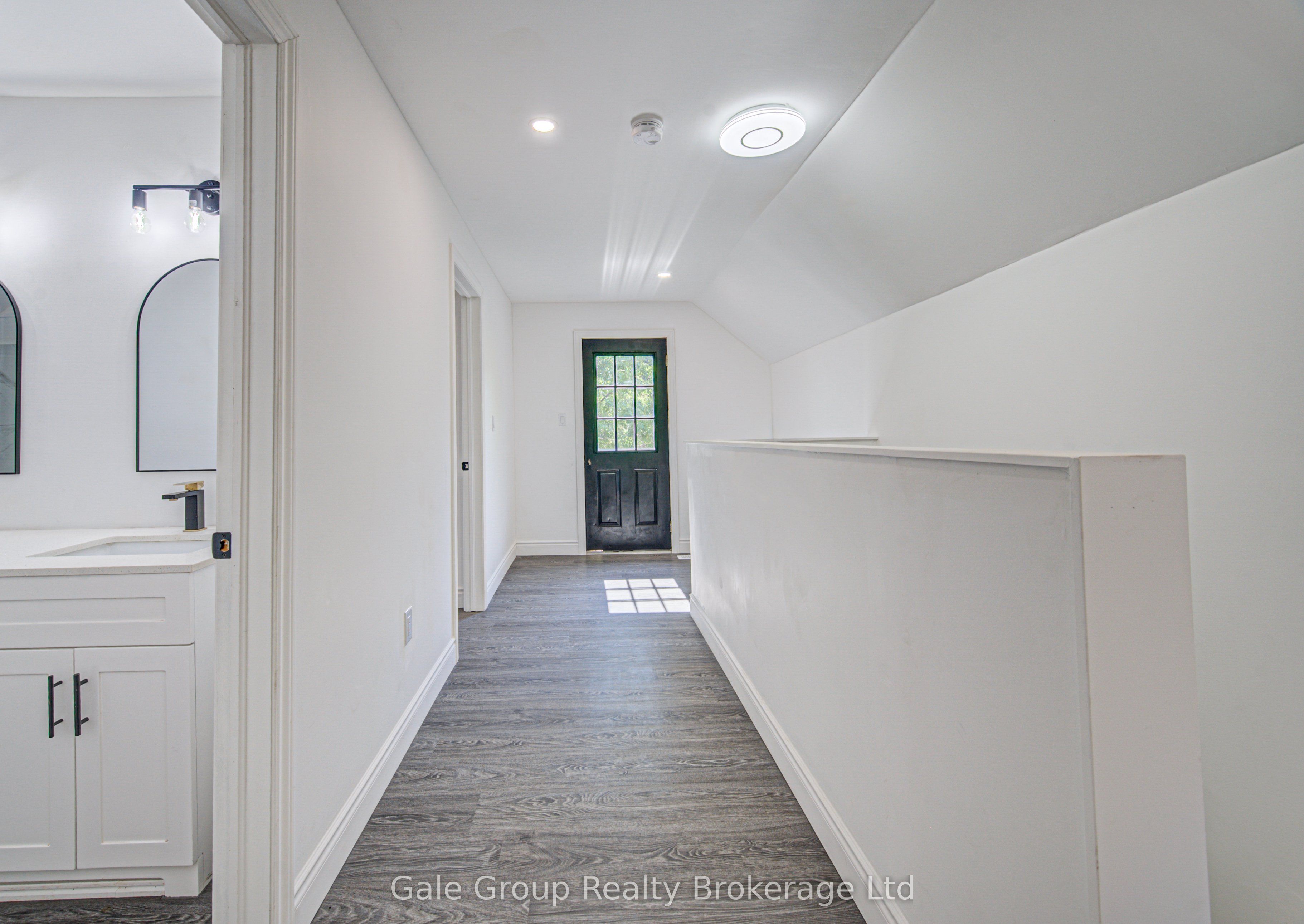 203 Talbot Street S Property Photo 28