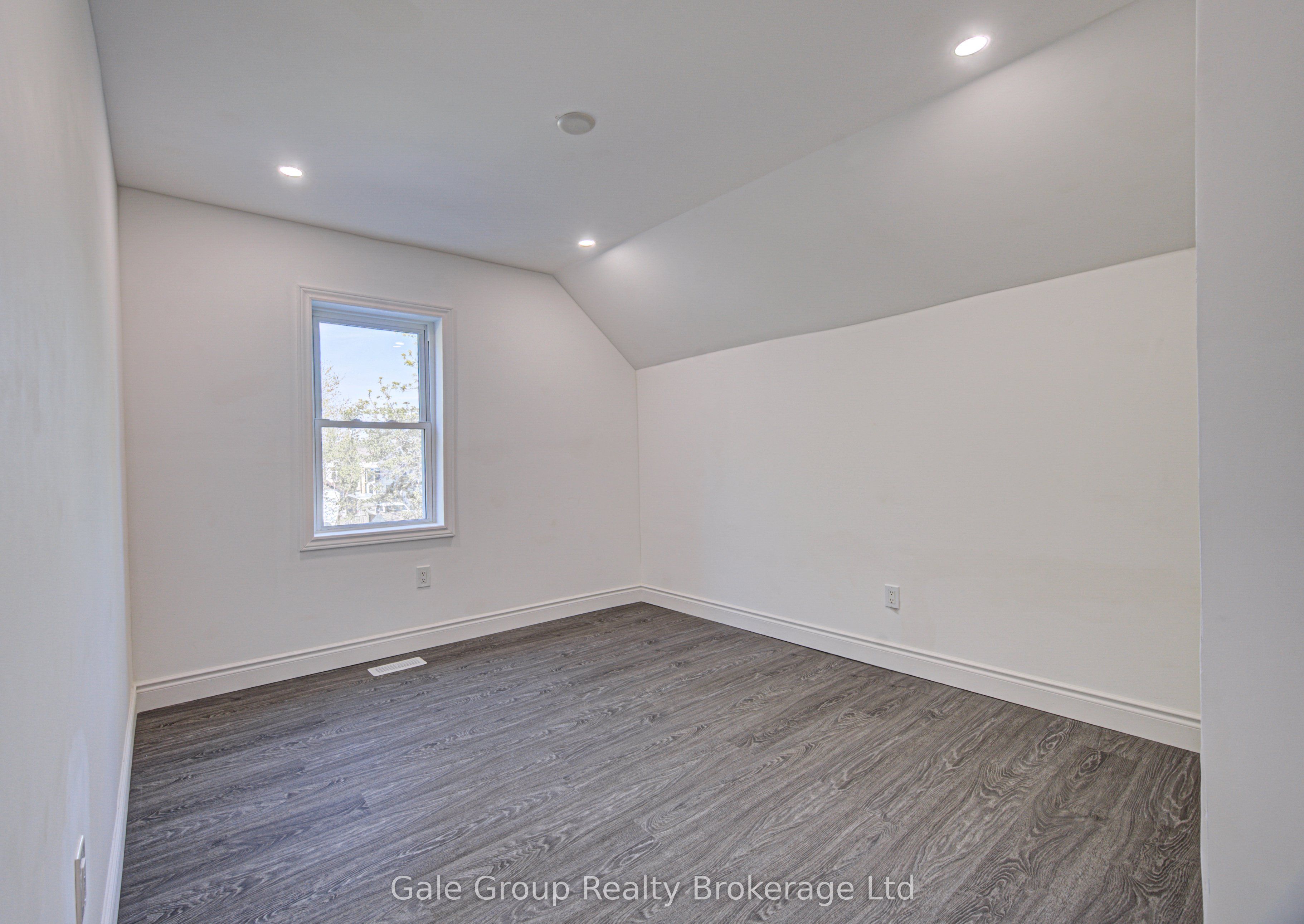 203 Talbot Street S Property Photo 30
