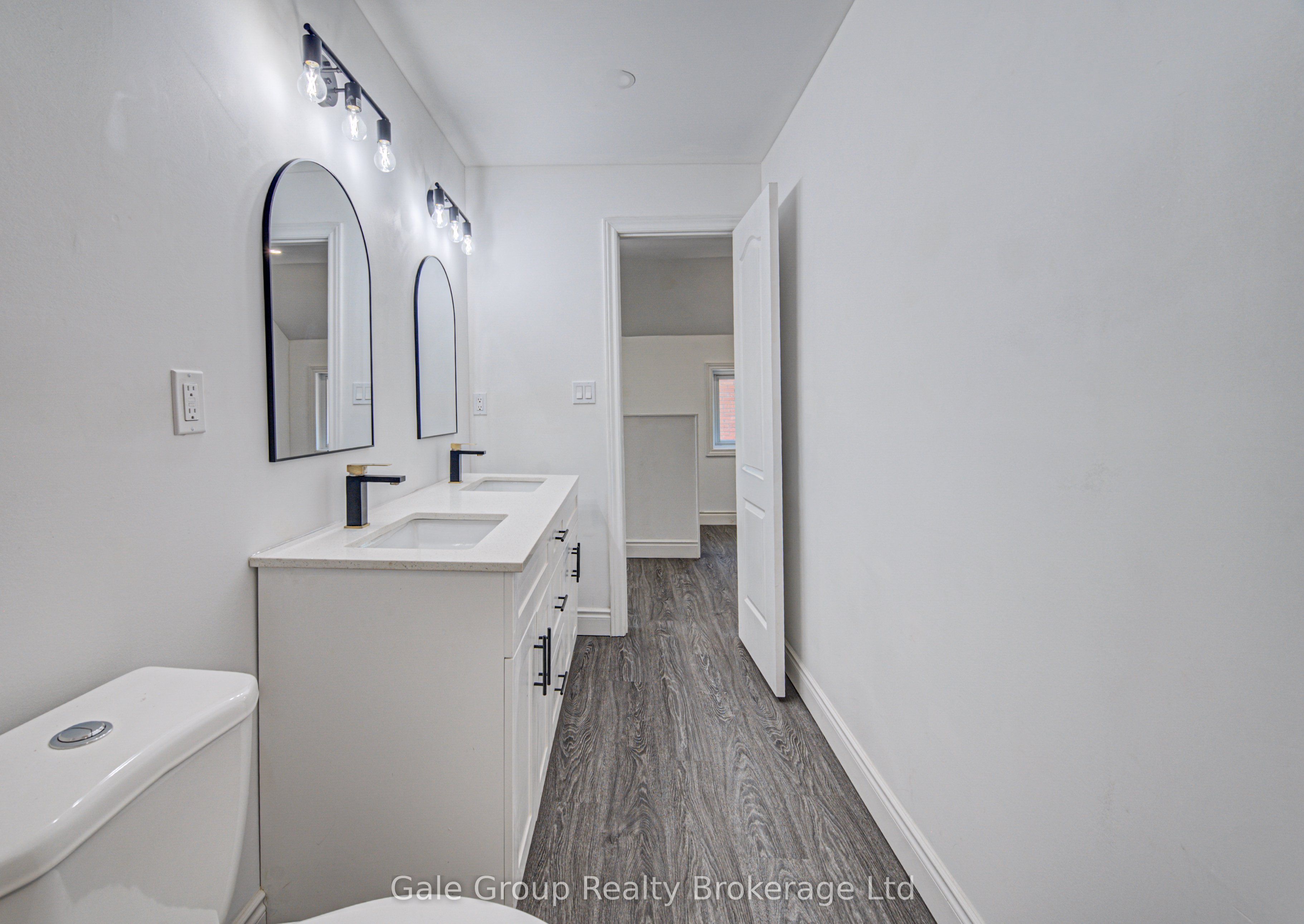 203 Talbot Street S Property Photo 33