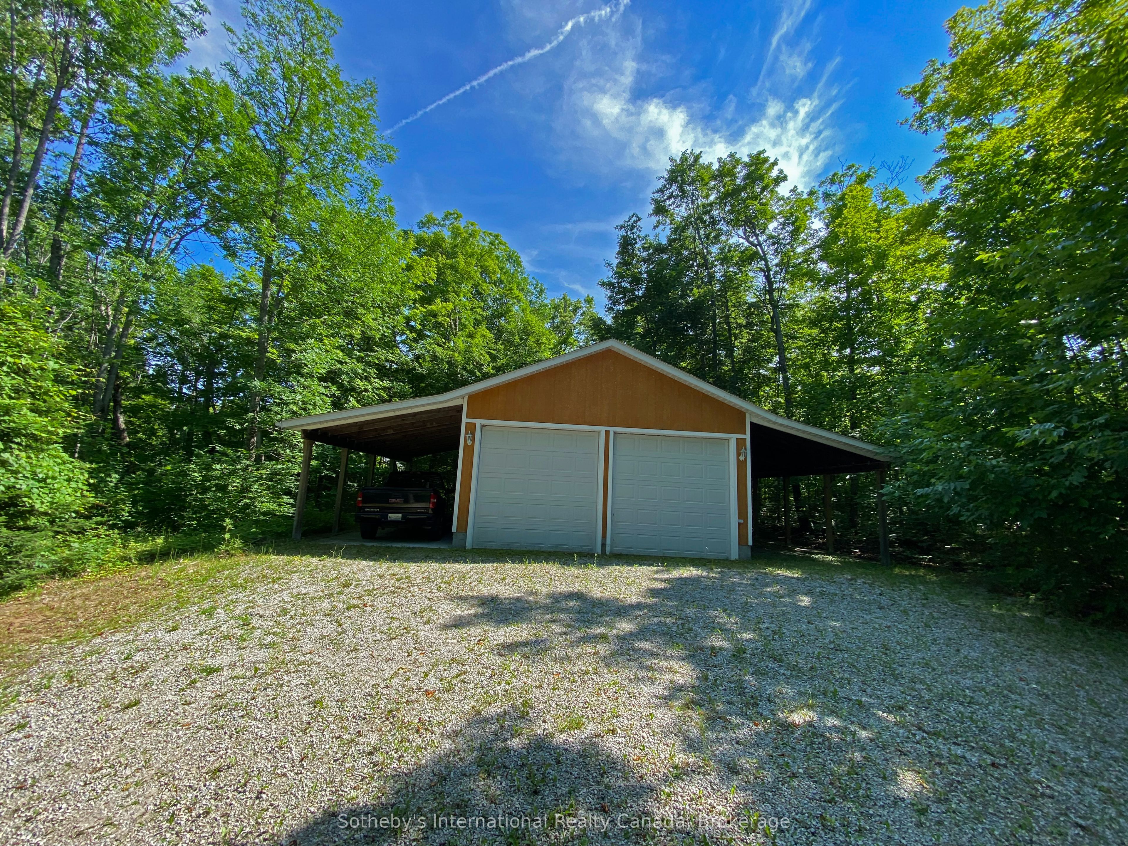 167 Maple Lane E Property Photo 2