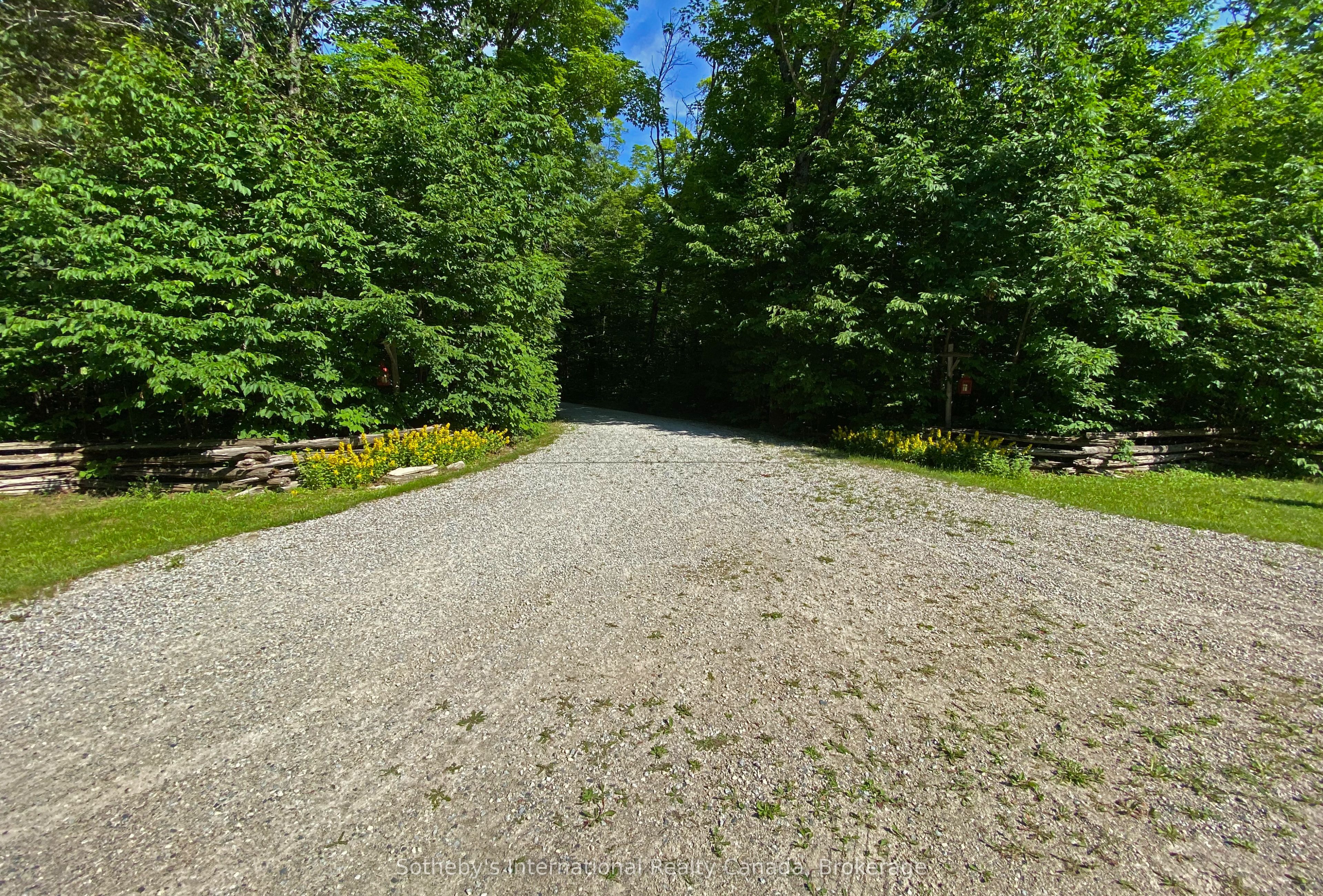 167 Maple Lane E Property Photo 3