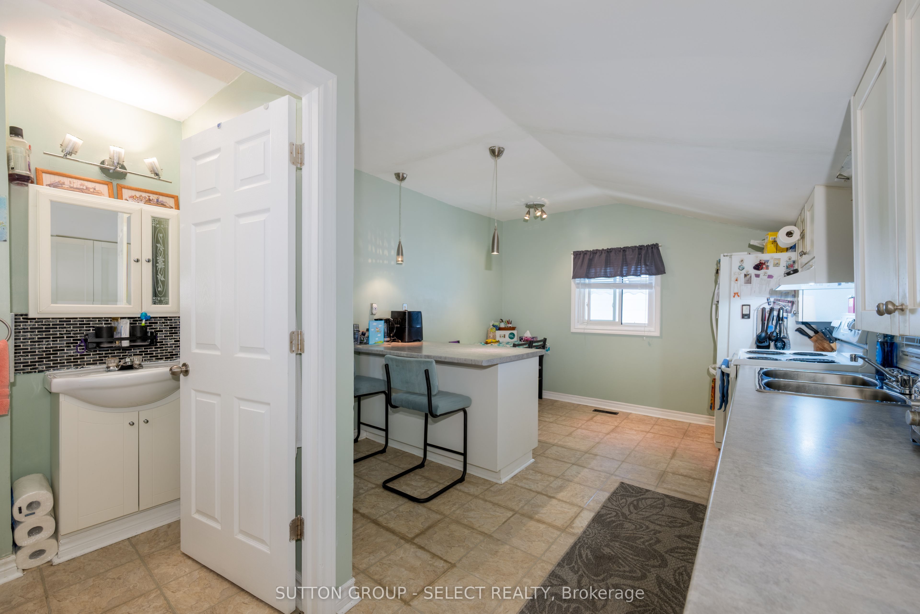 582 Hill Street Property Photo 6
