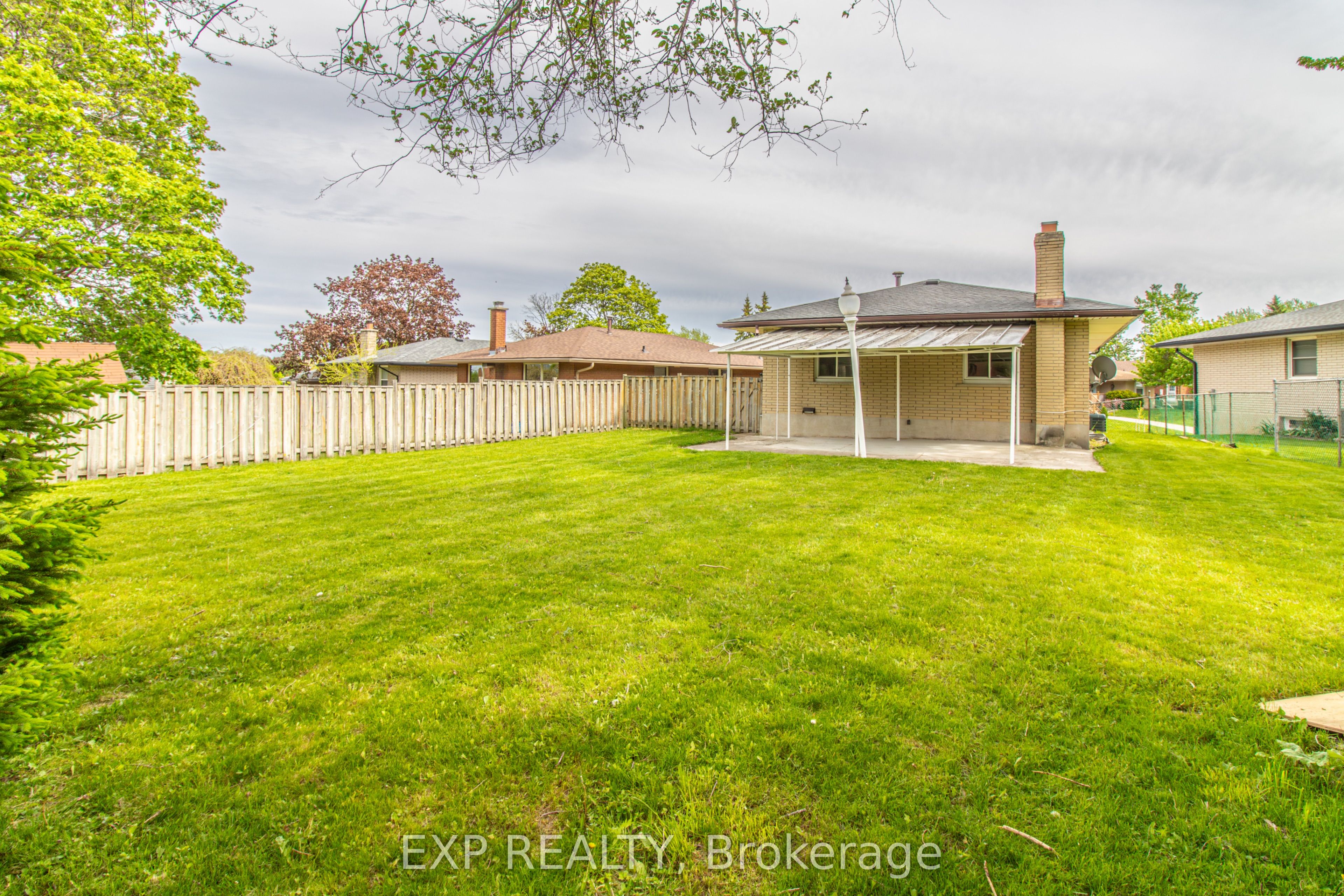 35 Hillsborough Crescent Property Photo 38