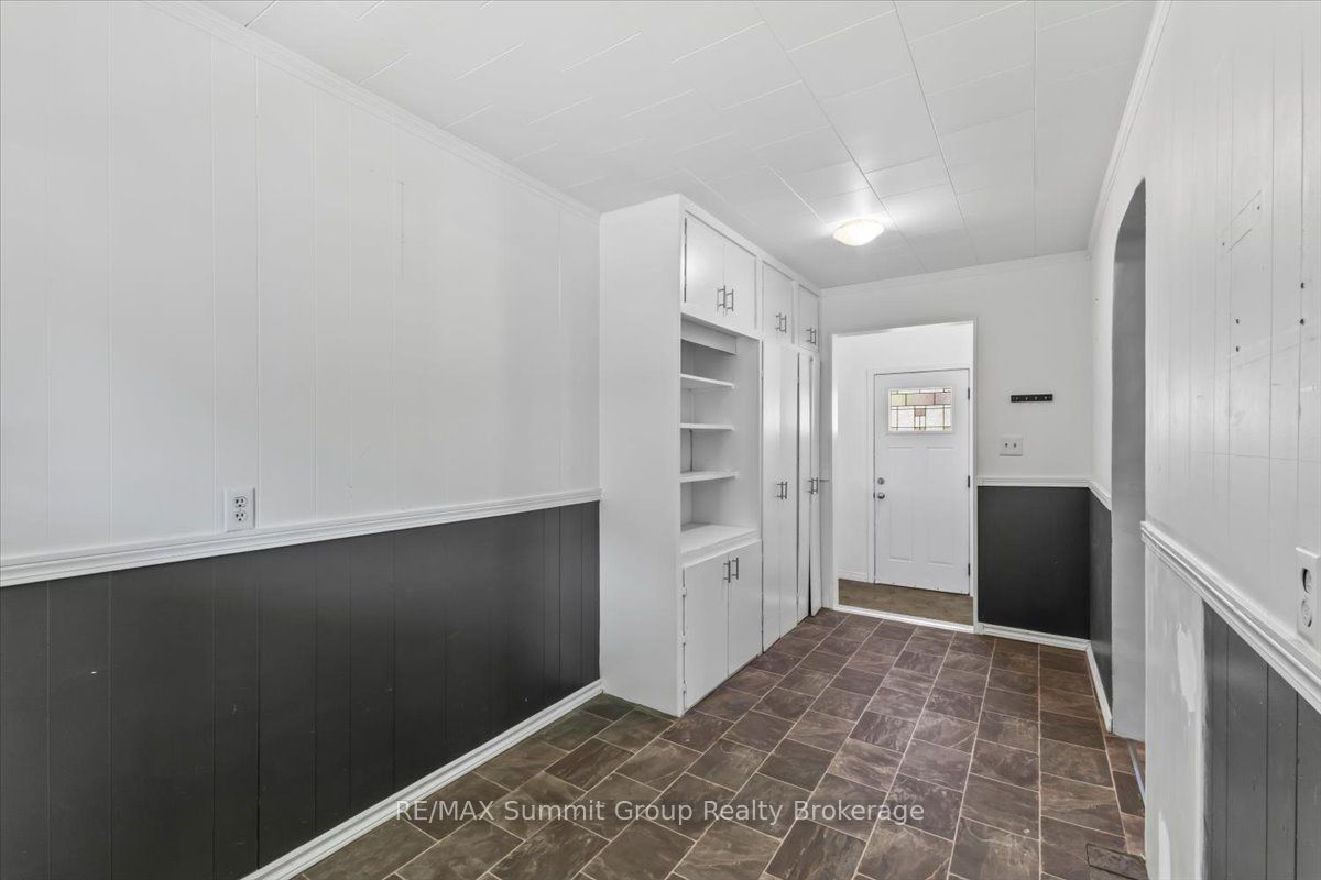 162 Main Street E Property Photo 9