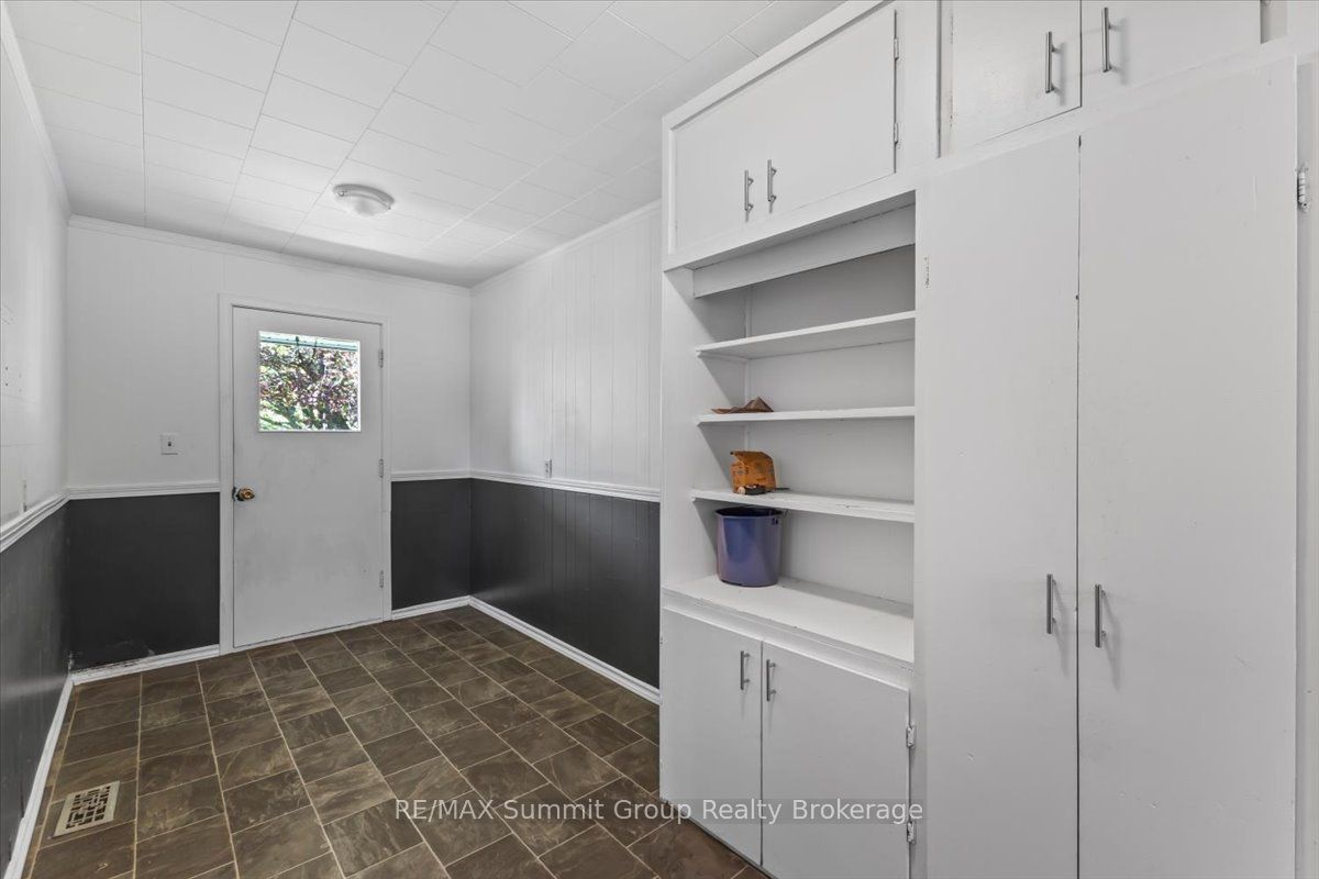 162 Main Street E Property Photo 10