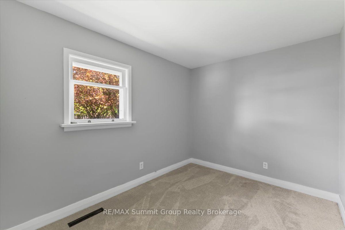 162 Main Street E Property Photo 14