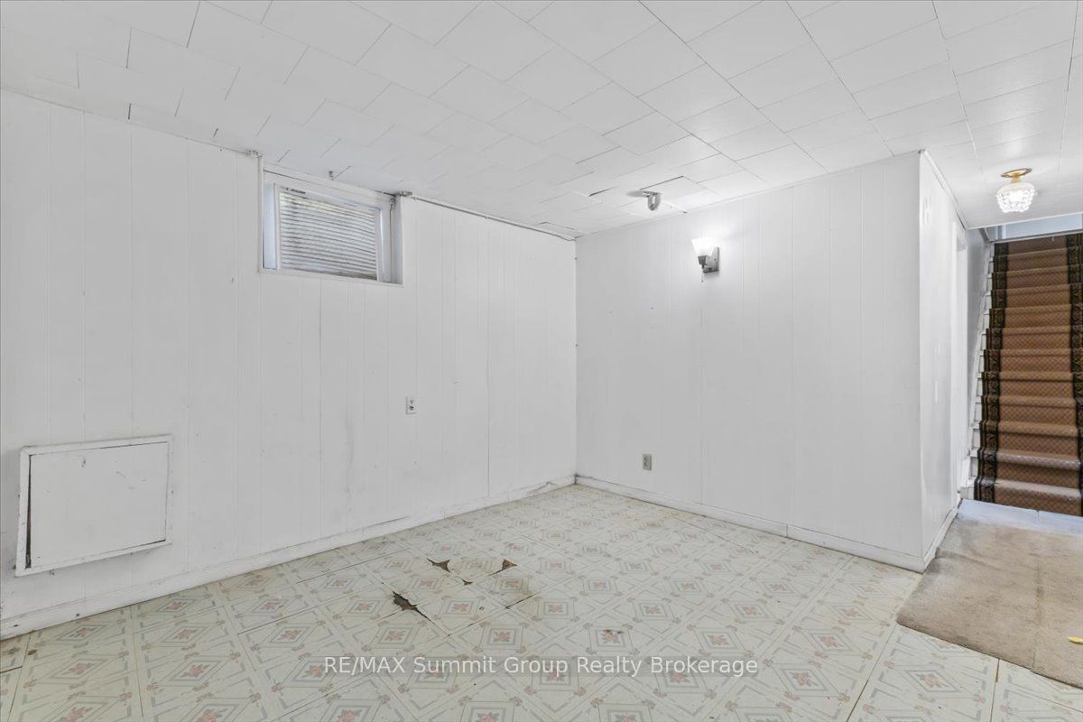 162 Main Street E Property Photo 16