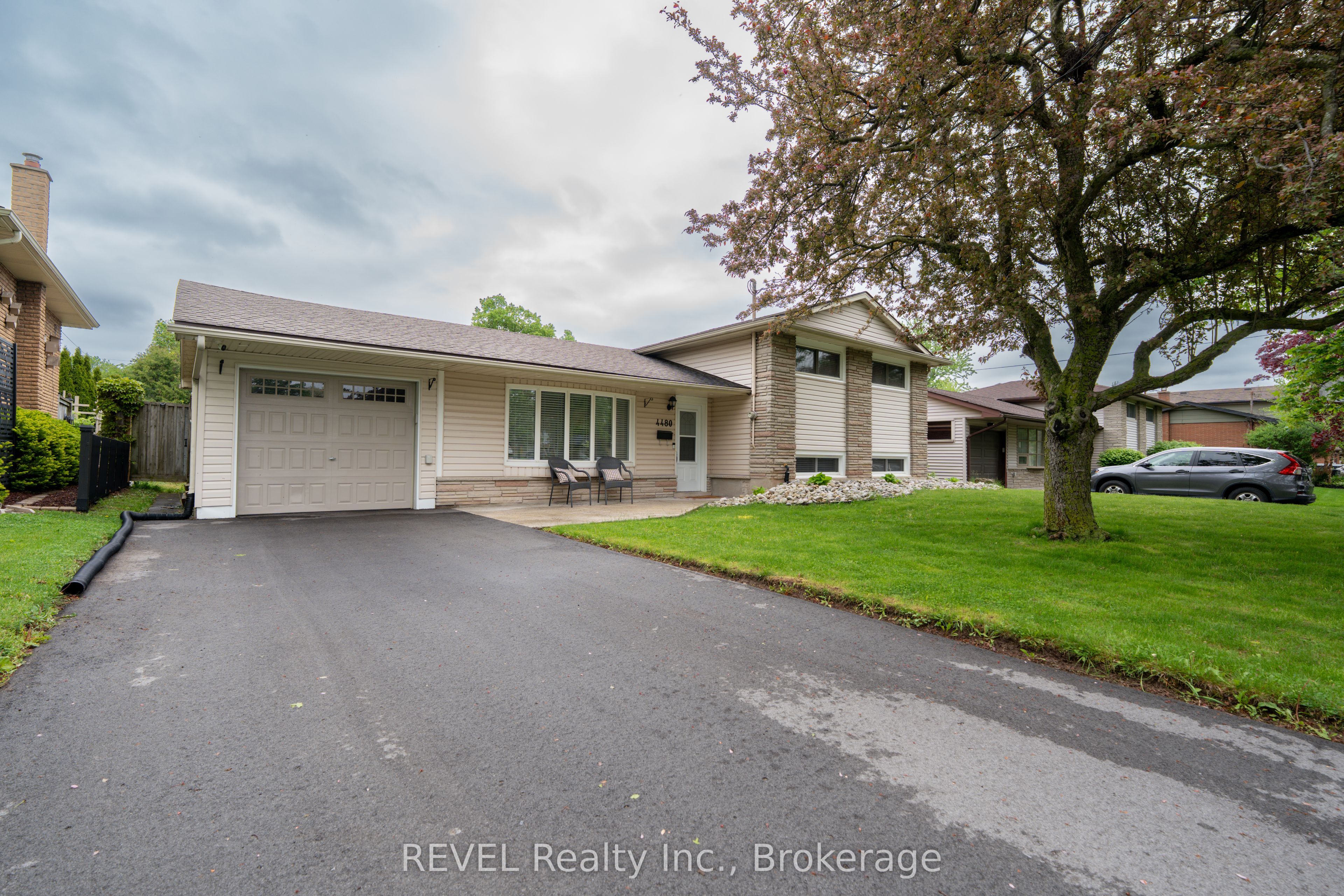 4480 Queensway Gardens Property Photo 2
