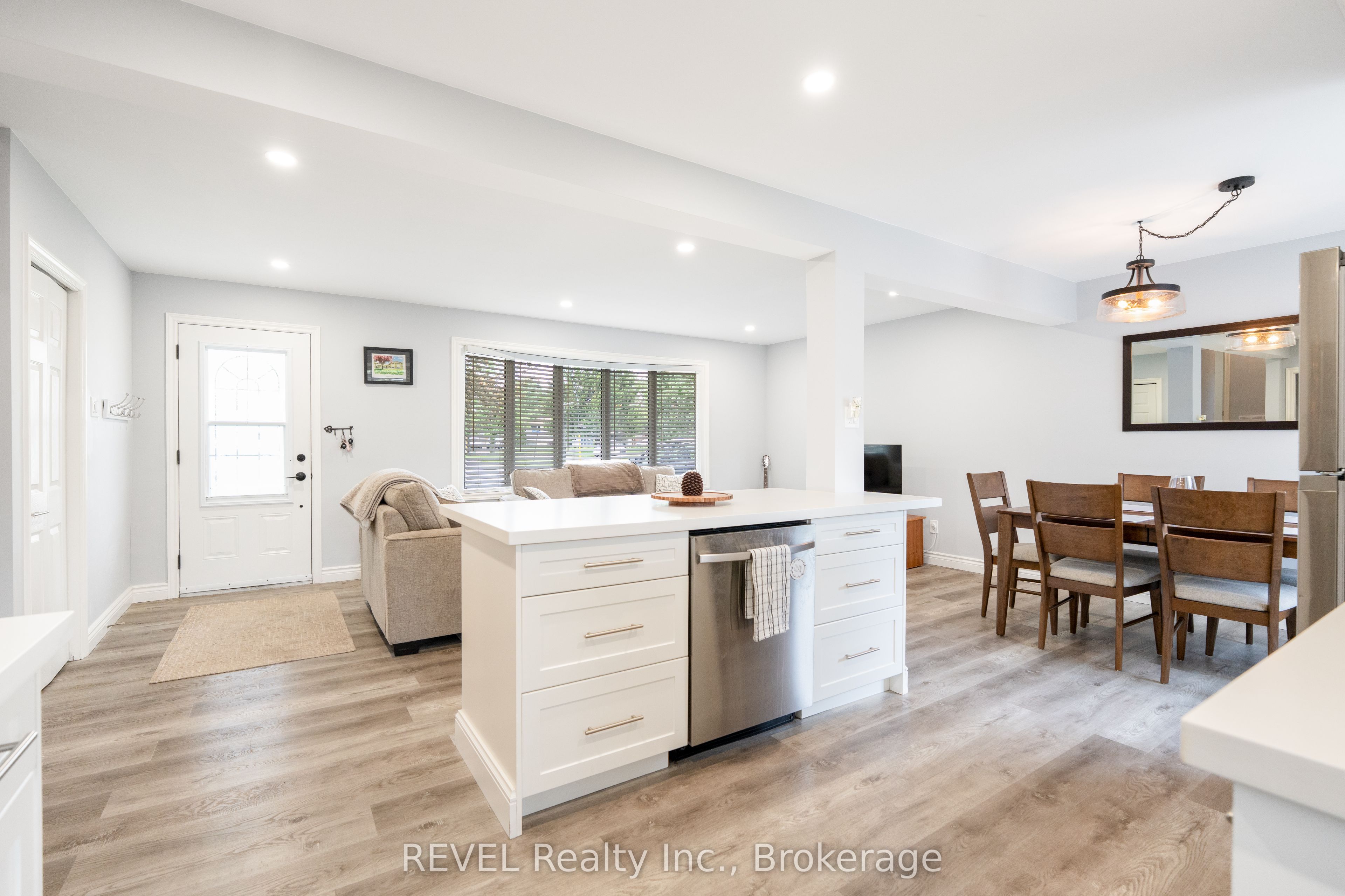 4480 Queensway Gardens Property Photo 3