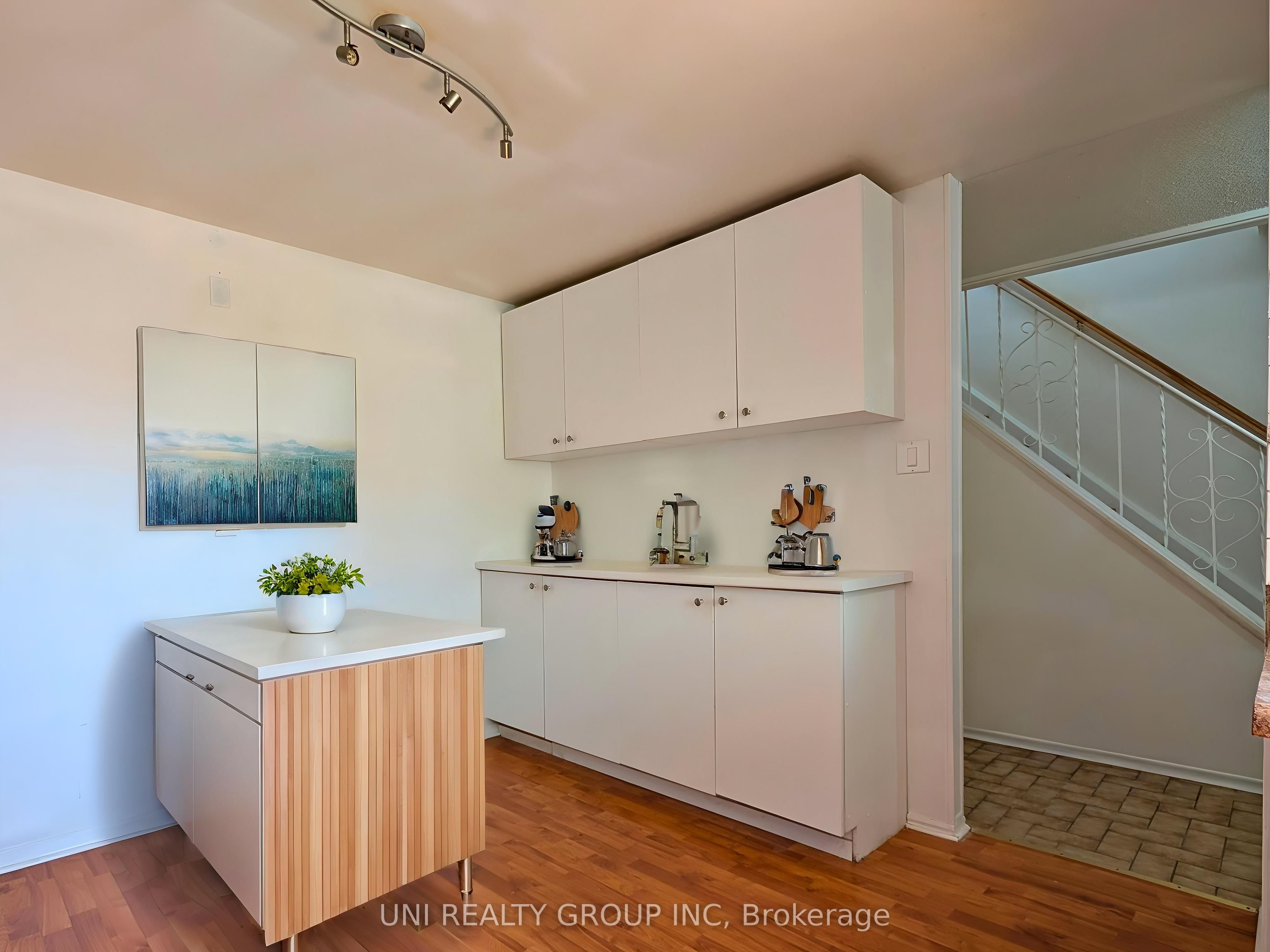 1460 Heatherington Road G Property Photo 12