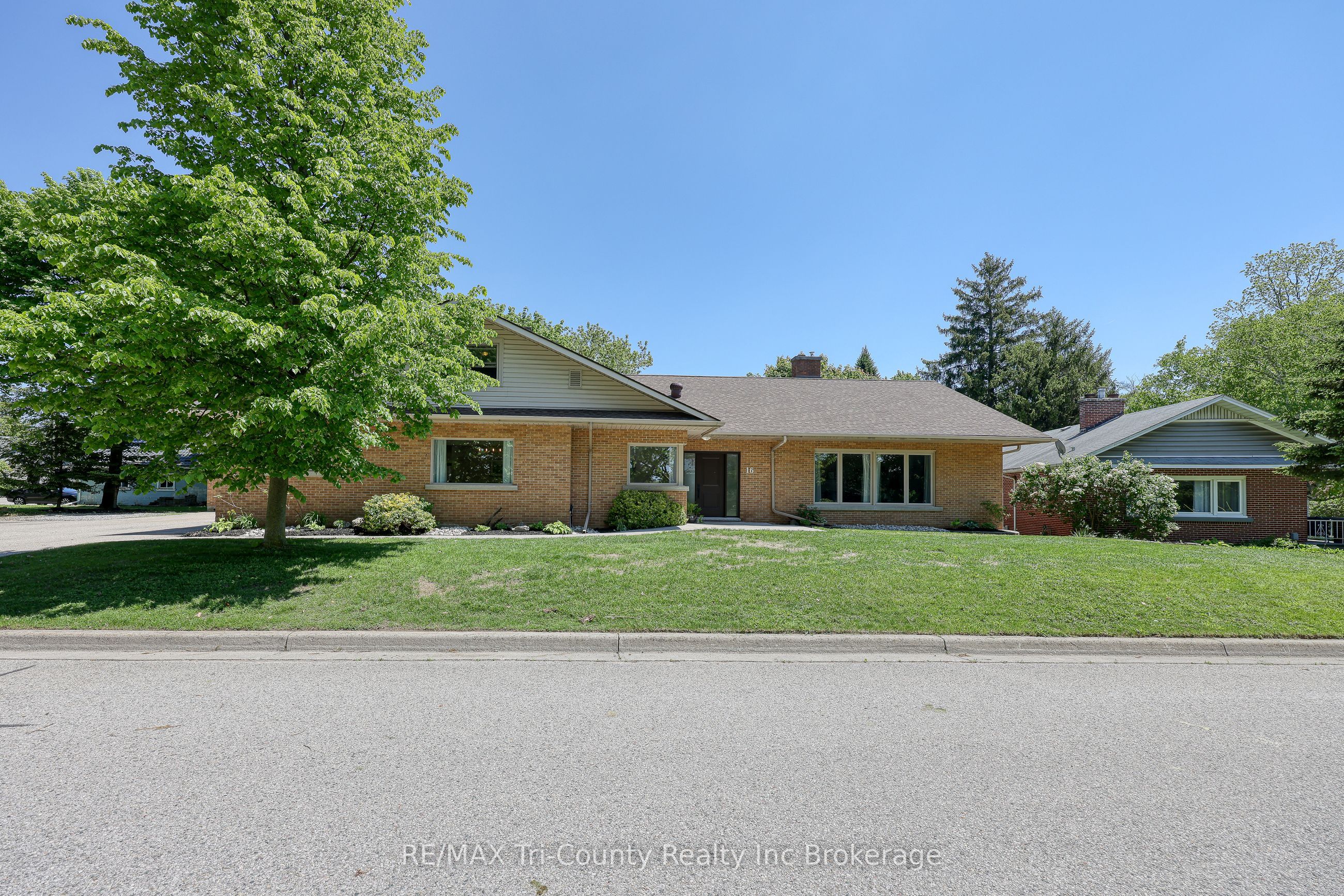 16 Delevan Crescent Property Photo 2