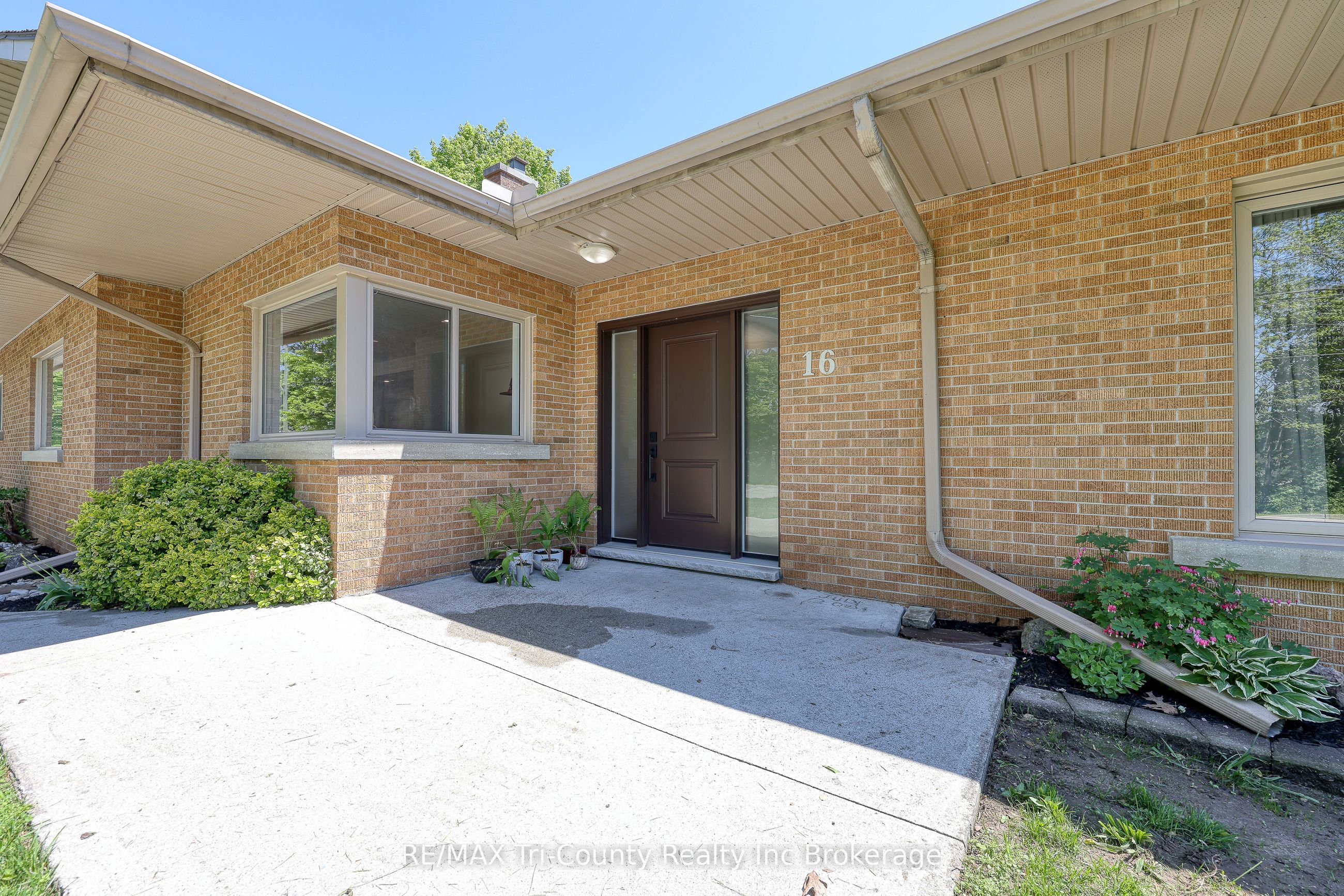 16 Delevan Crescent Property Photo 3