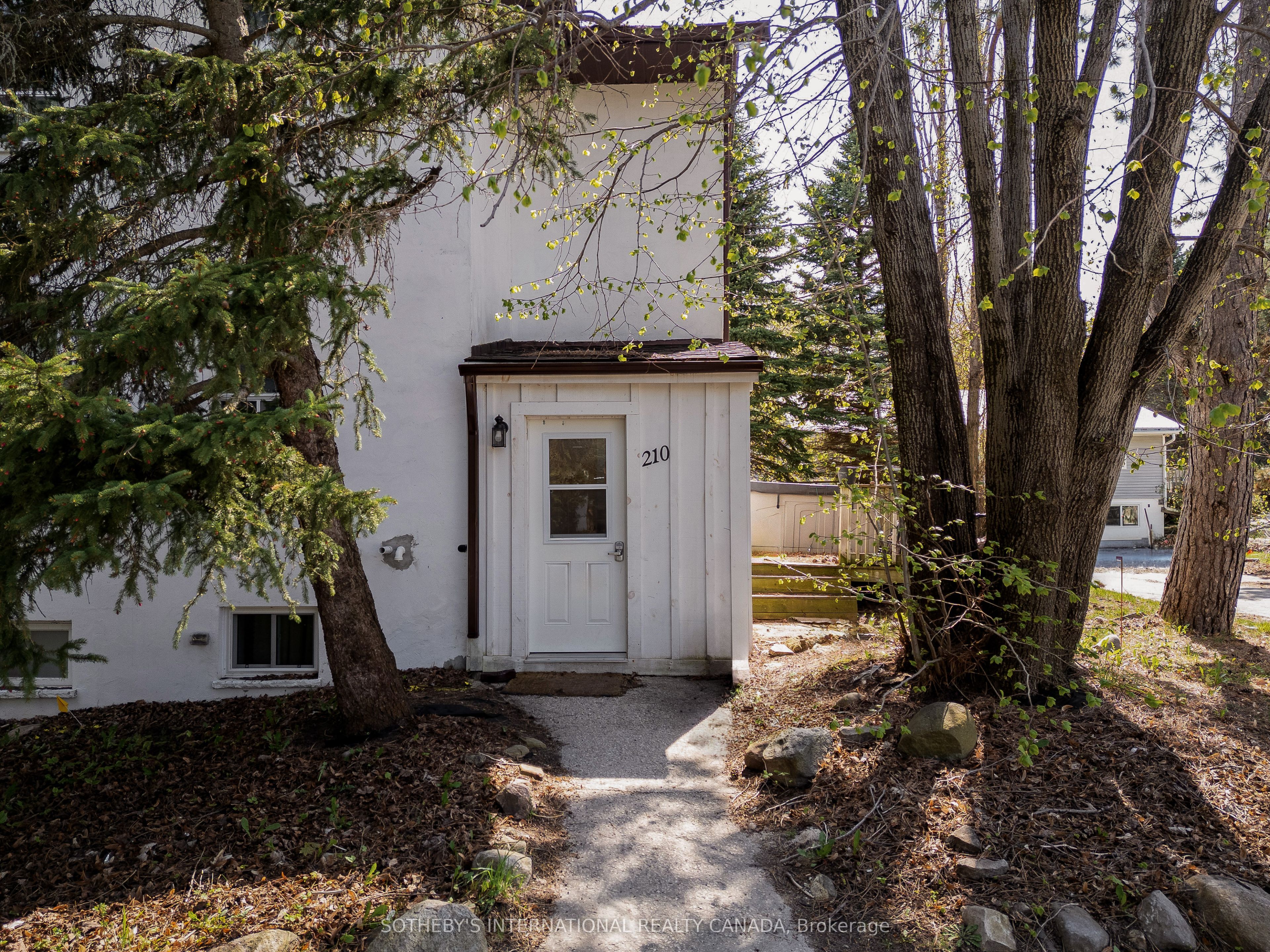 210 Arlberg Crescent Property Photo 1