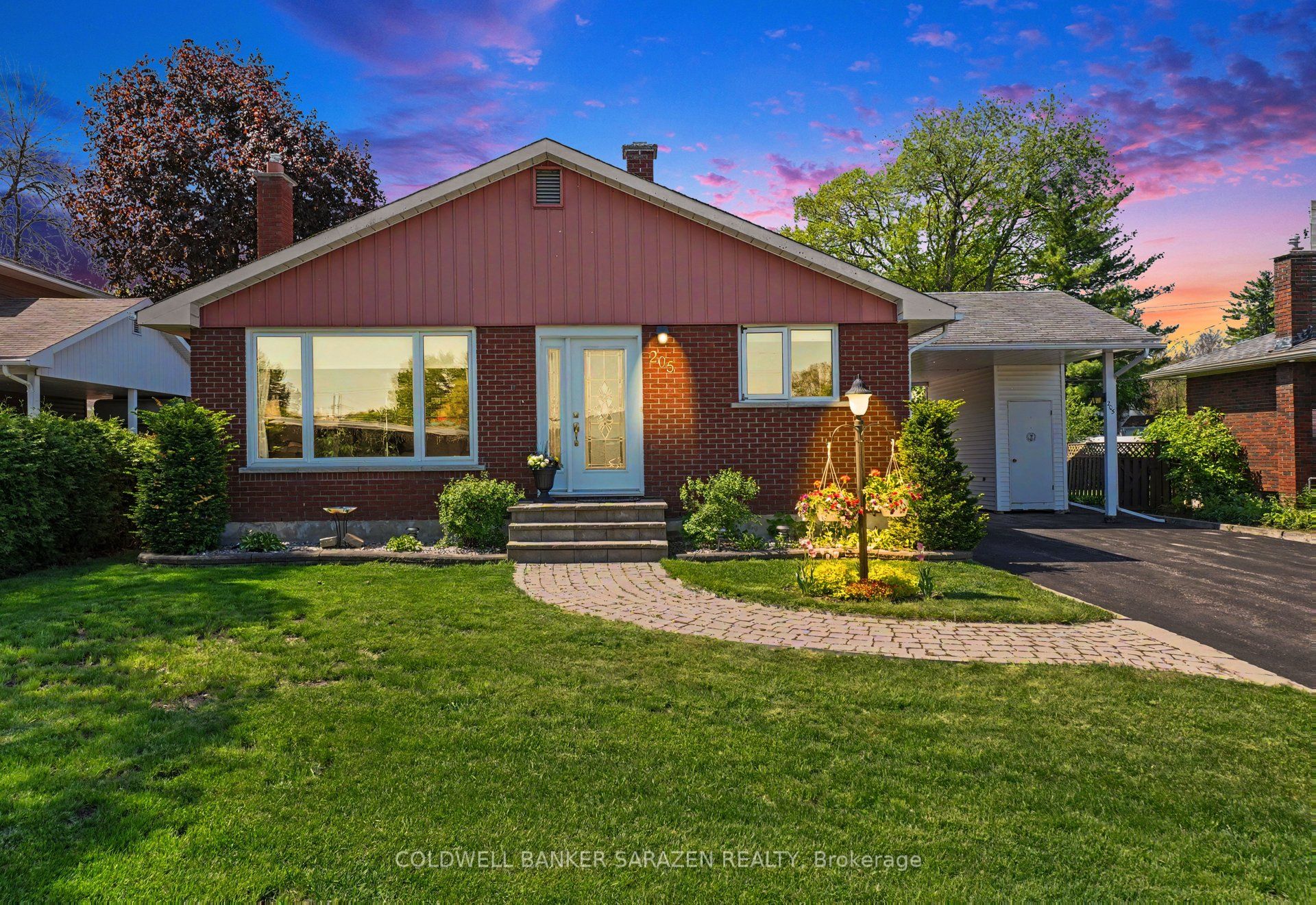 205 Airth Boulevard W Property Photo 2