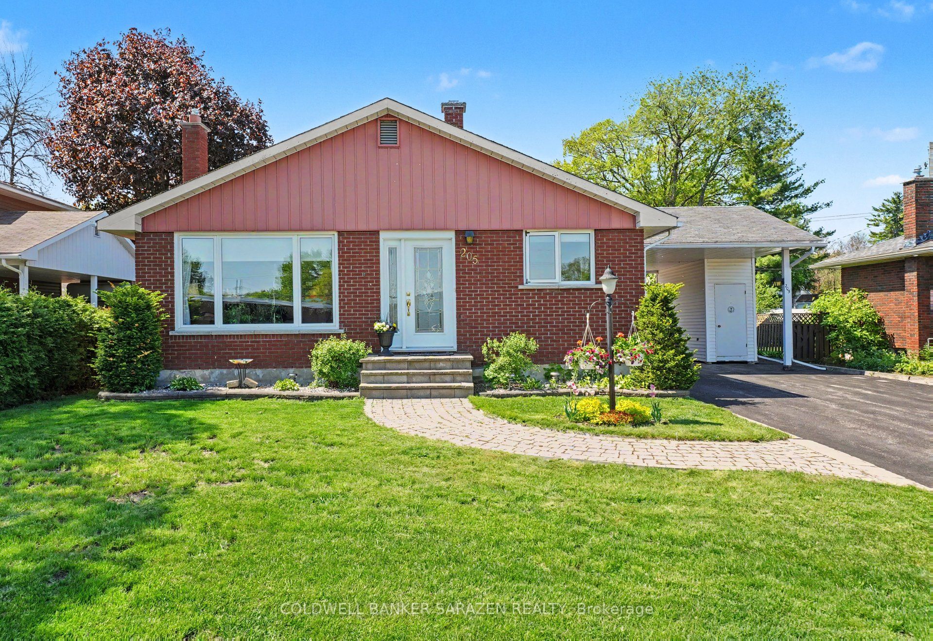 205 Airth Boulevard W Property Photo 4