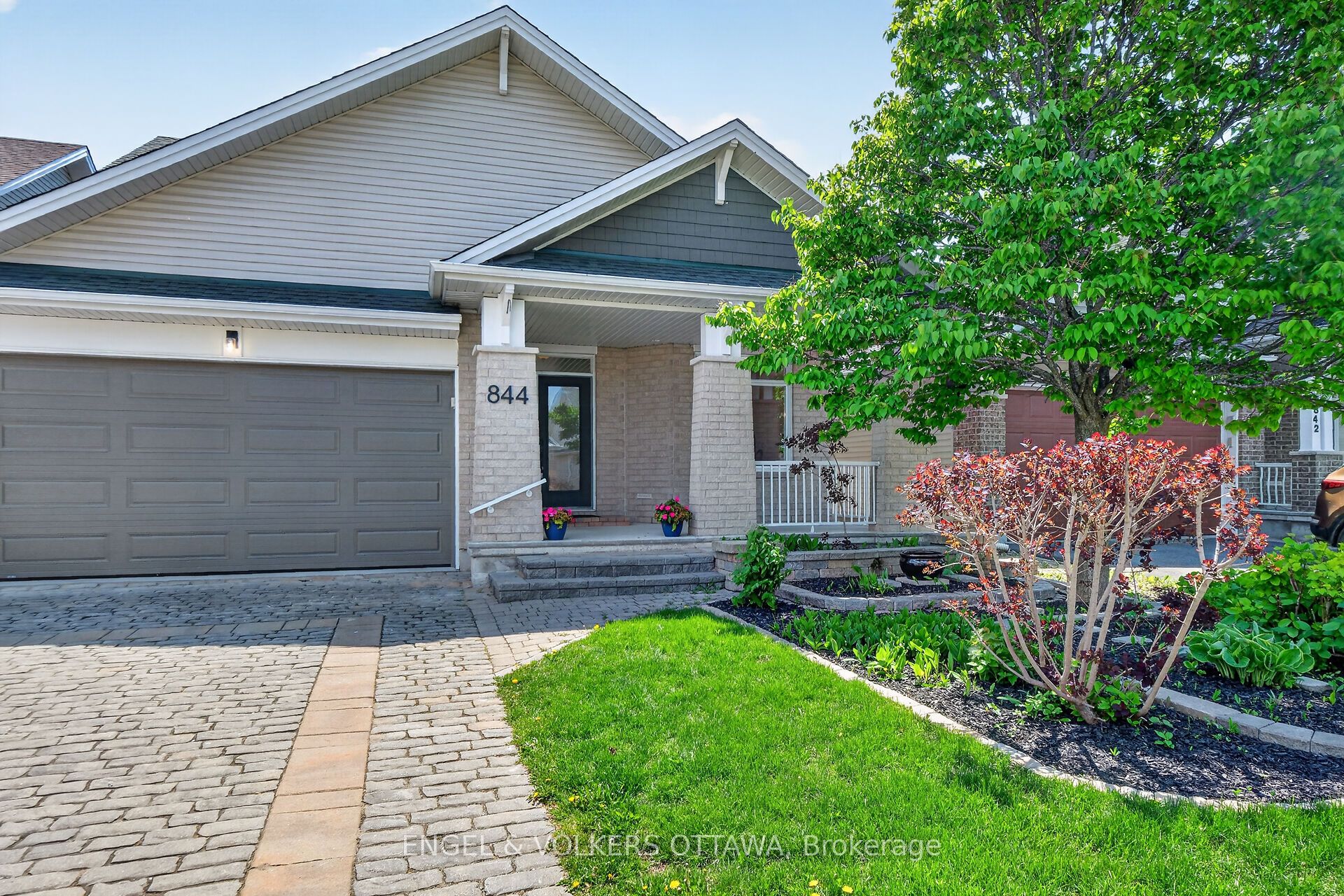 844 Swallowtail Crescent Property Photo 1