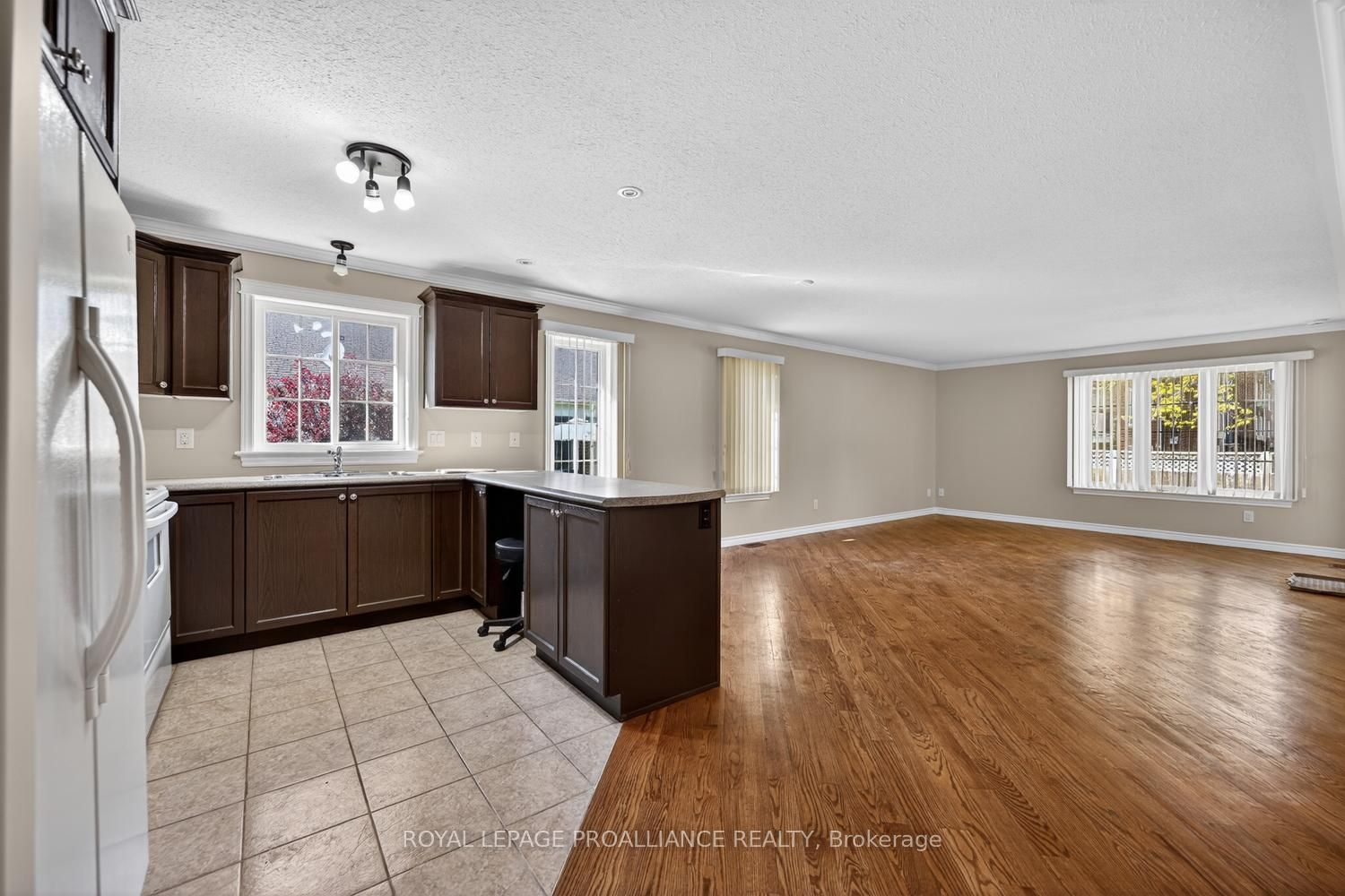 157 Steacy Gardens E Property Photo 6