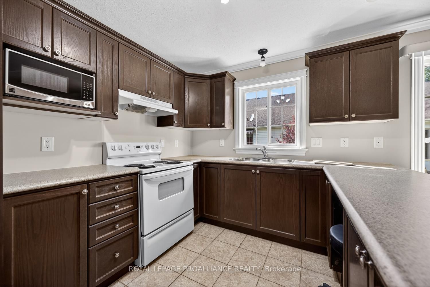 157 Steacy Gardens E Property Photo 8