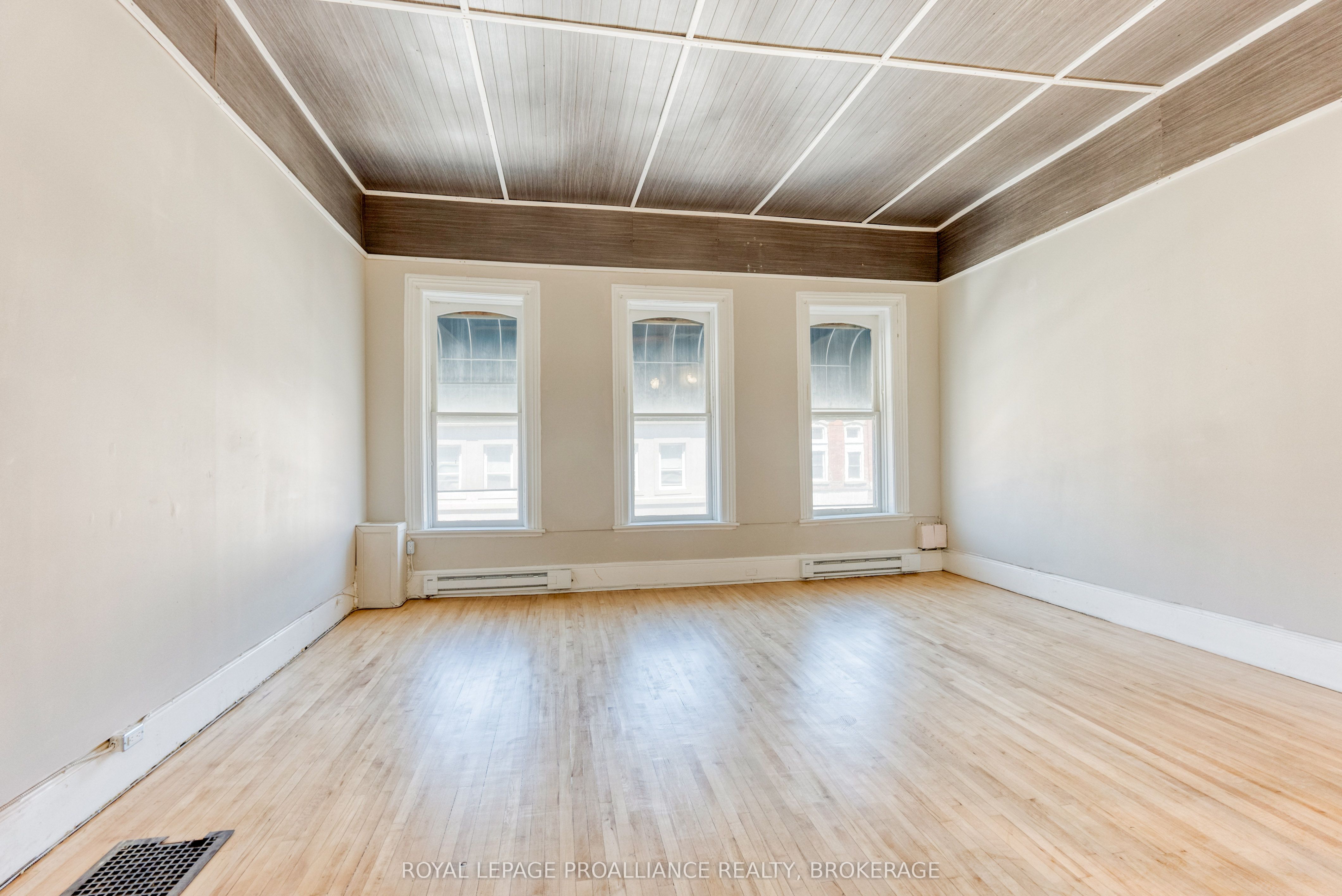 48 Dundas Street E Property Photo 3