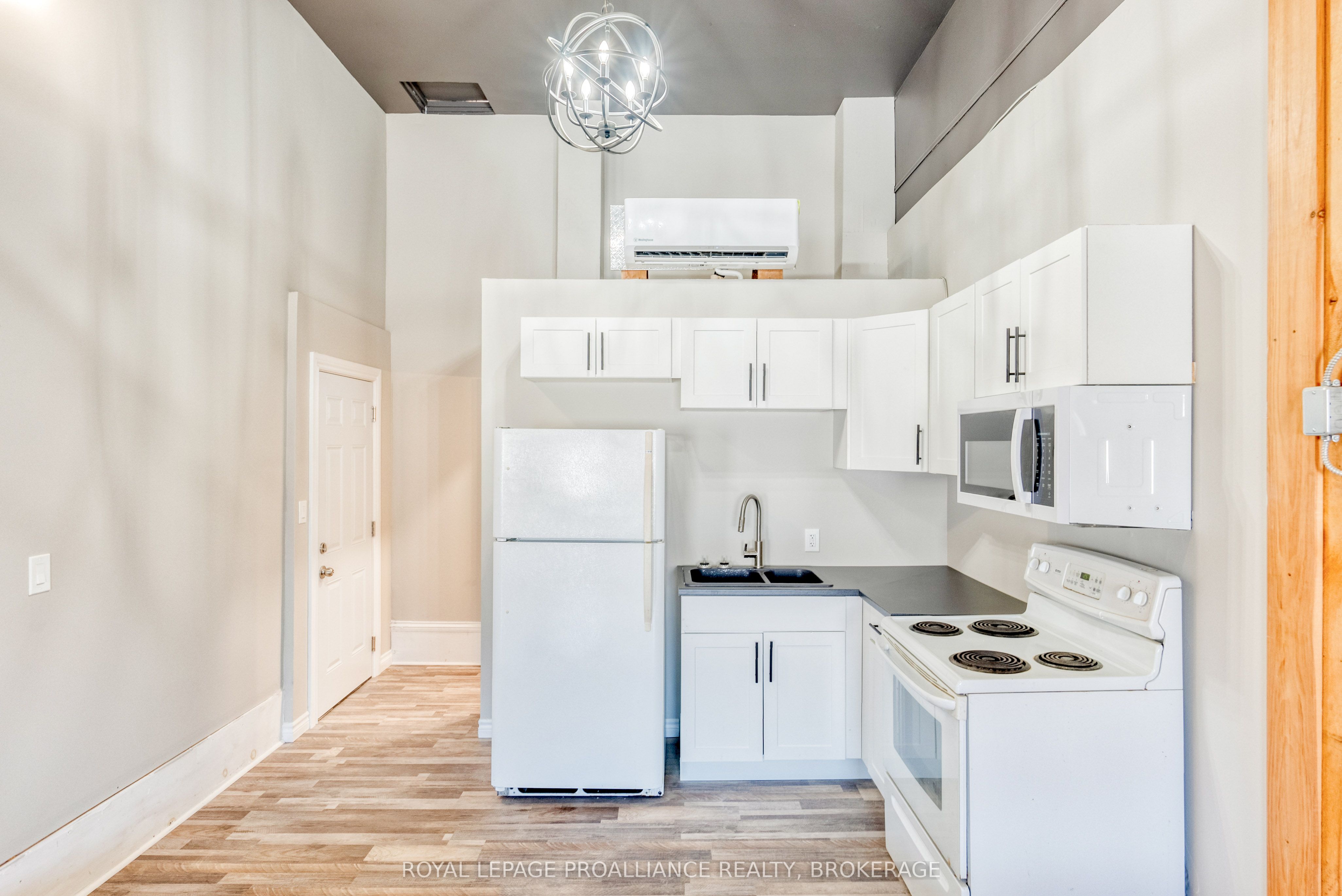 48 Dundas Street E Property Photo 6