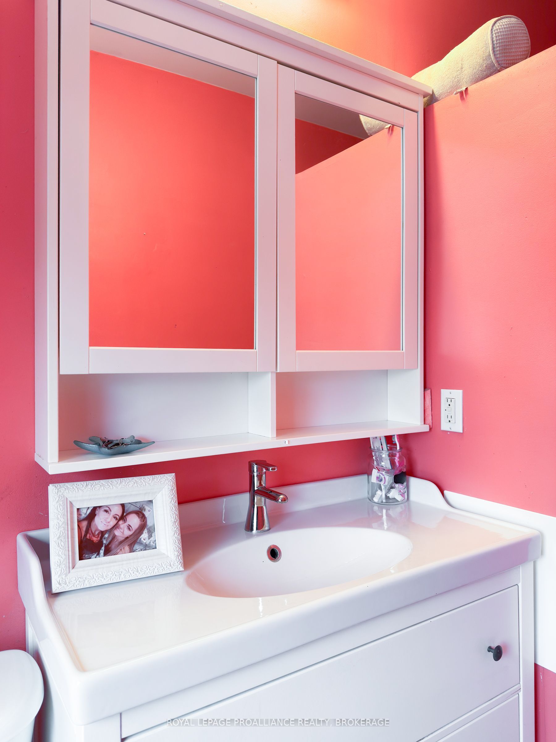 48 Dundas Street E Property Photo 15