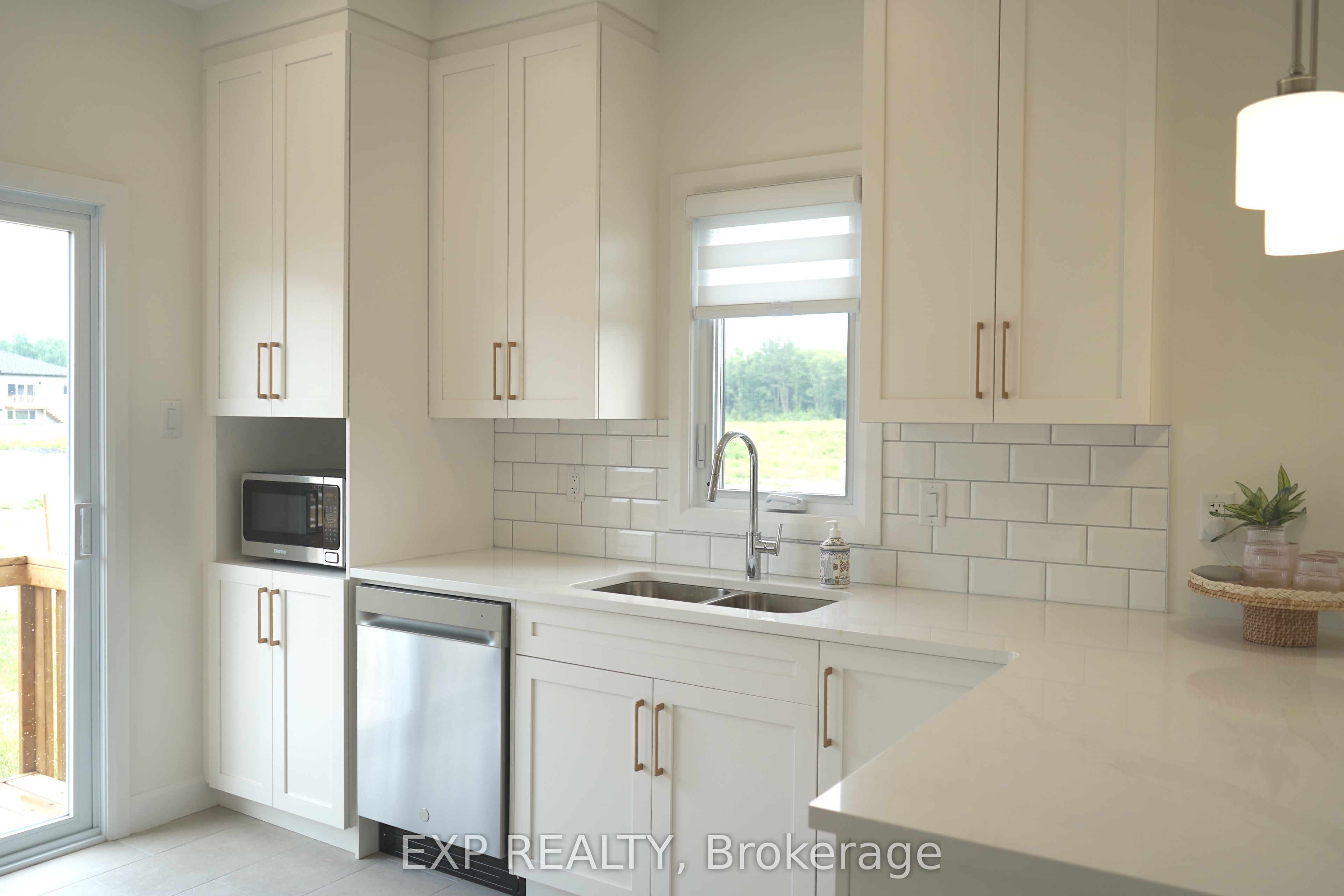 242 Queen Street Property Photo 6