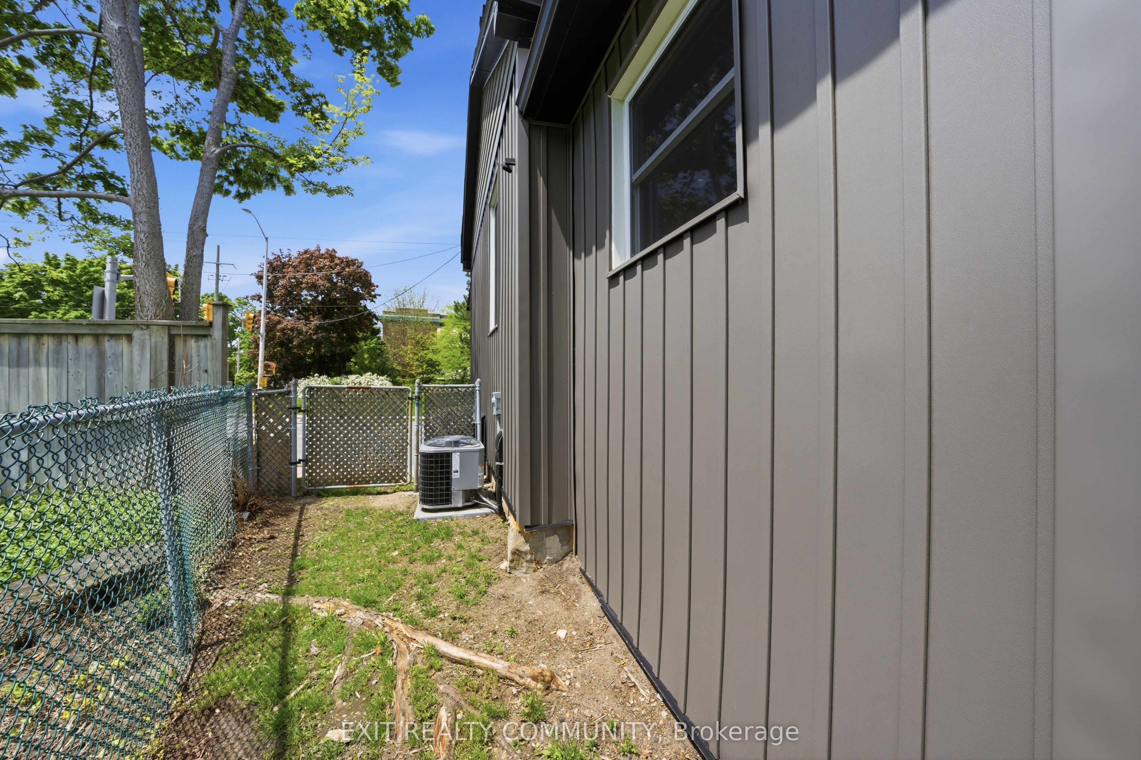 20 Wharncliffe Road S Property Photo 6