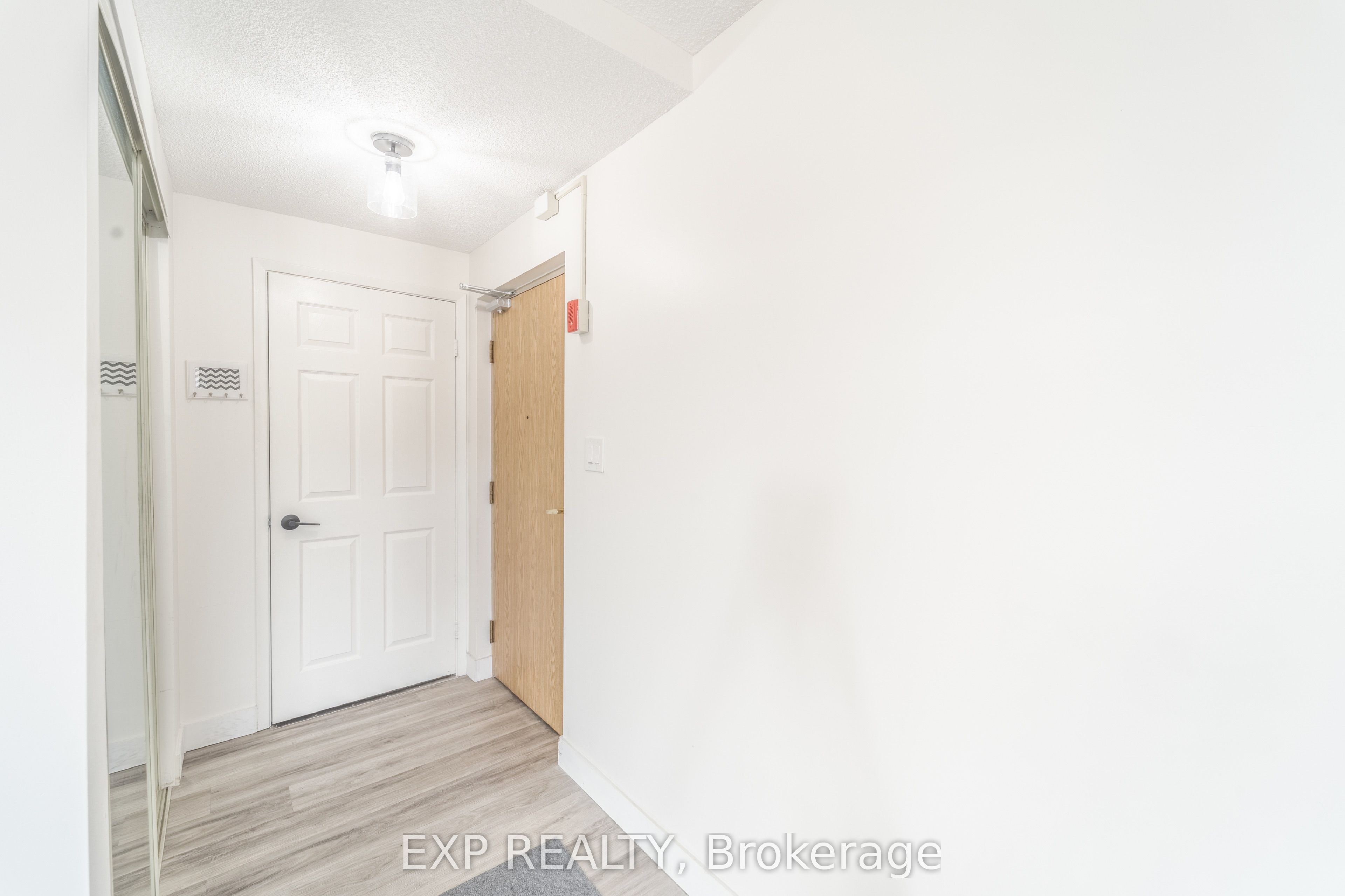 432 Main Street E 601 Property Photo 6