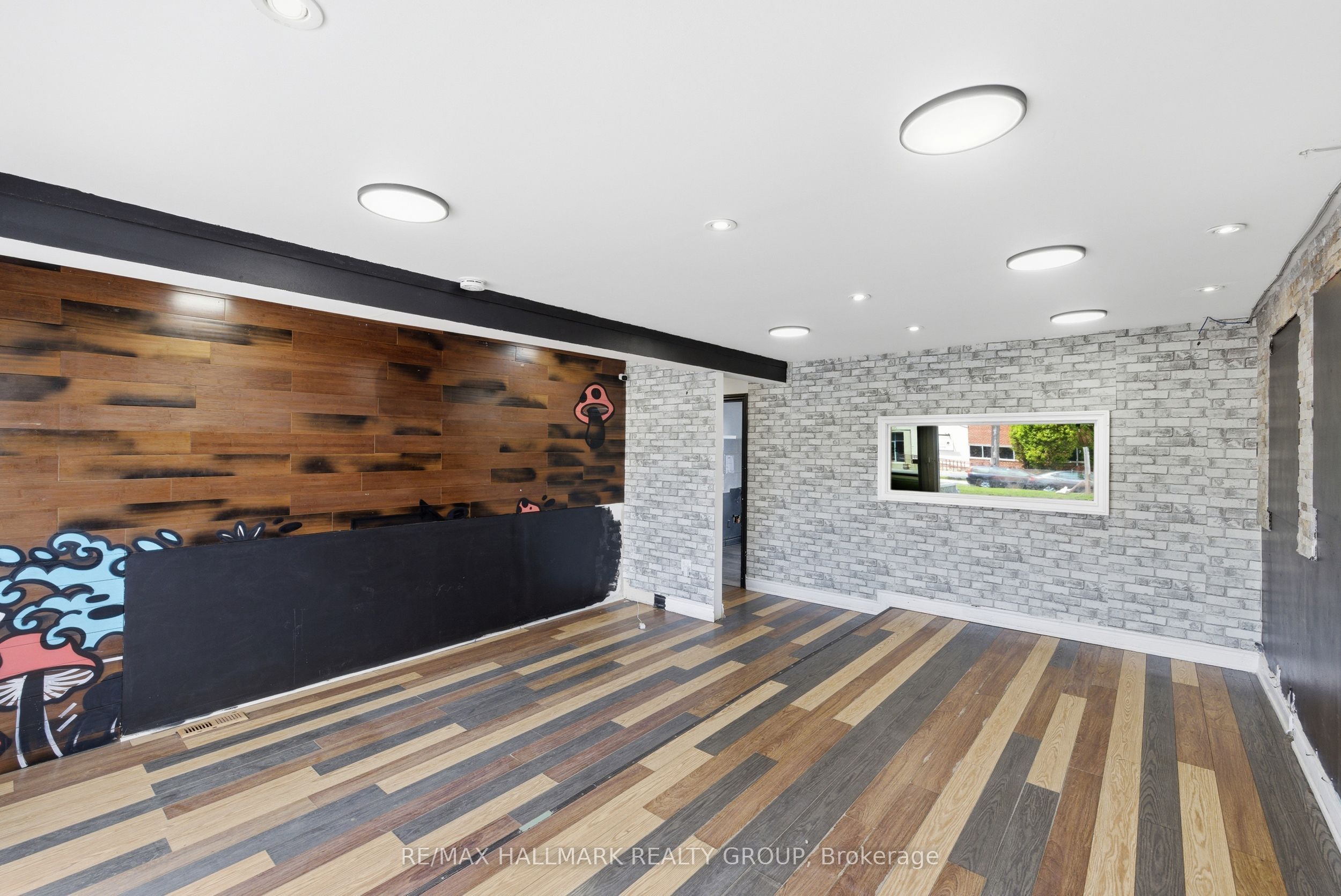 912 St Laurent Boulevard S Property Photo 6