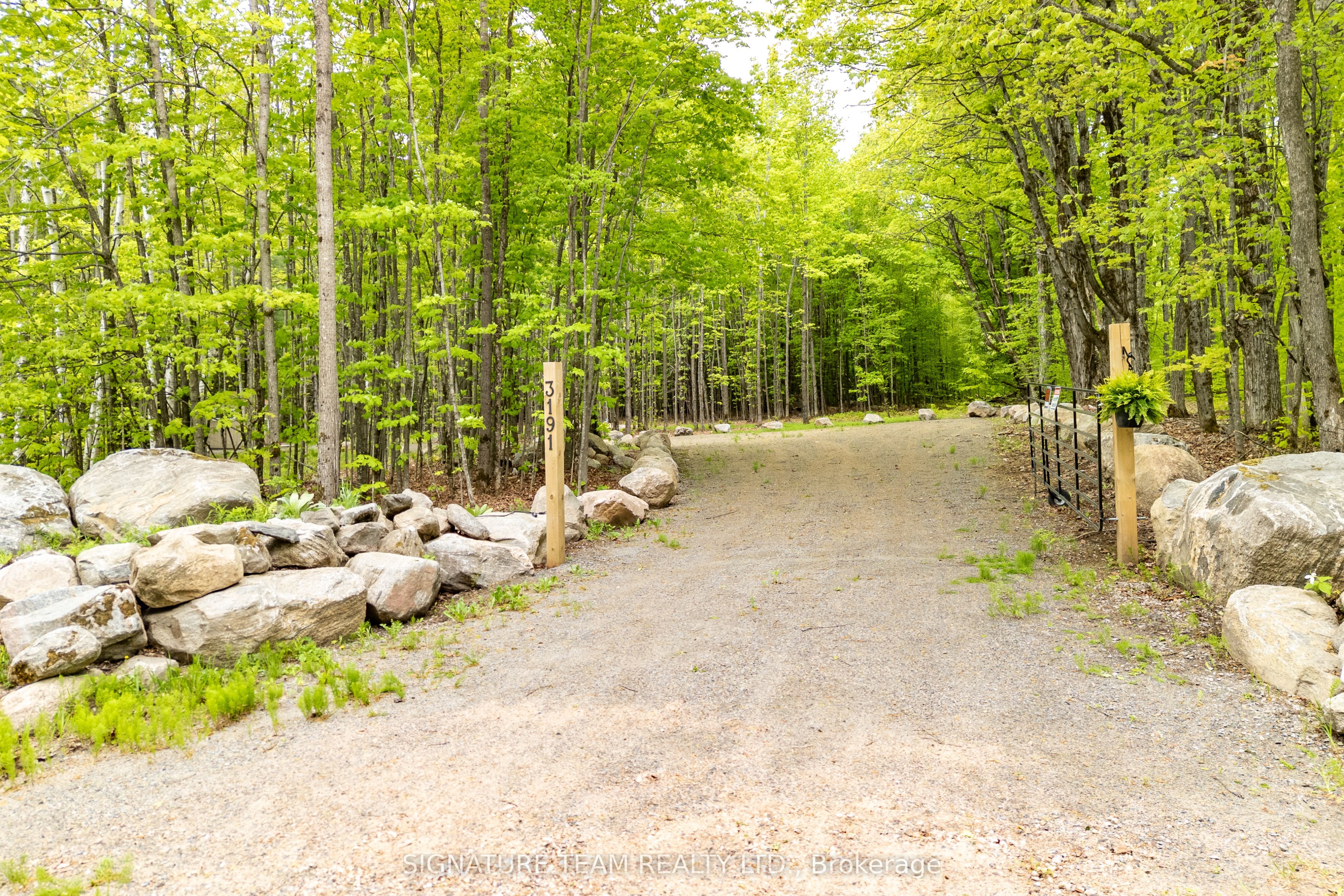 3191 Mountainview Road Property Photo 1