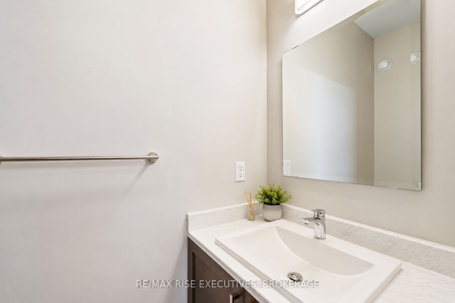 1201 Max Crescent Property Photo 5