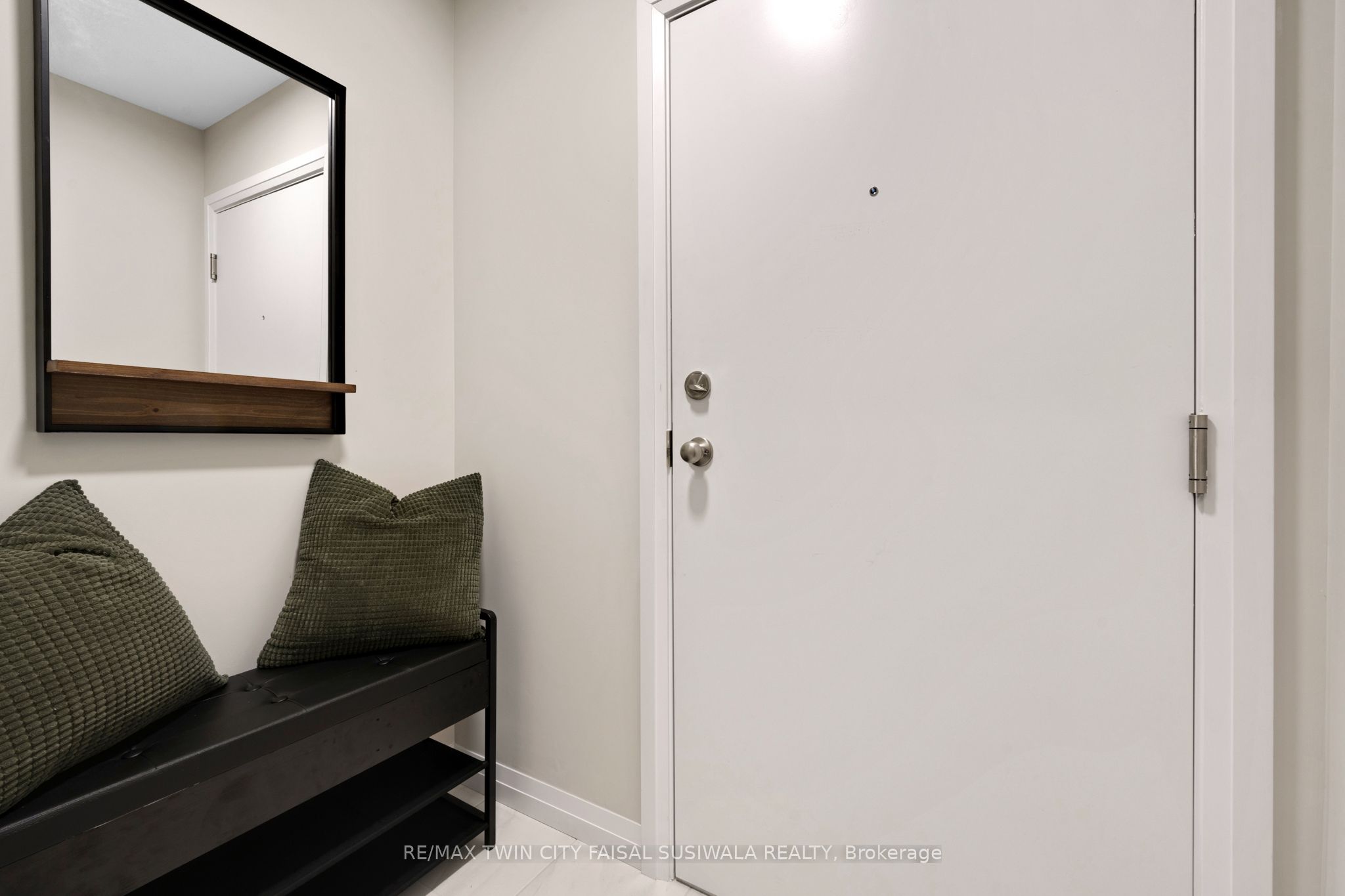410 Northfield Drive W E5 Property Photo 4