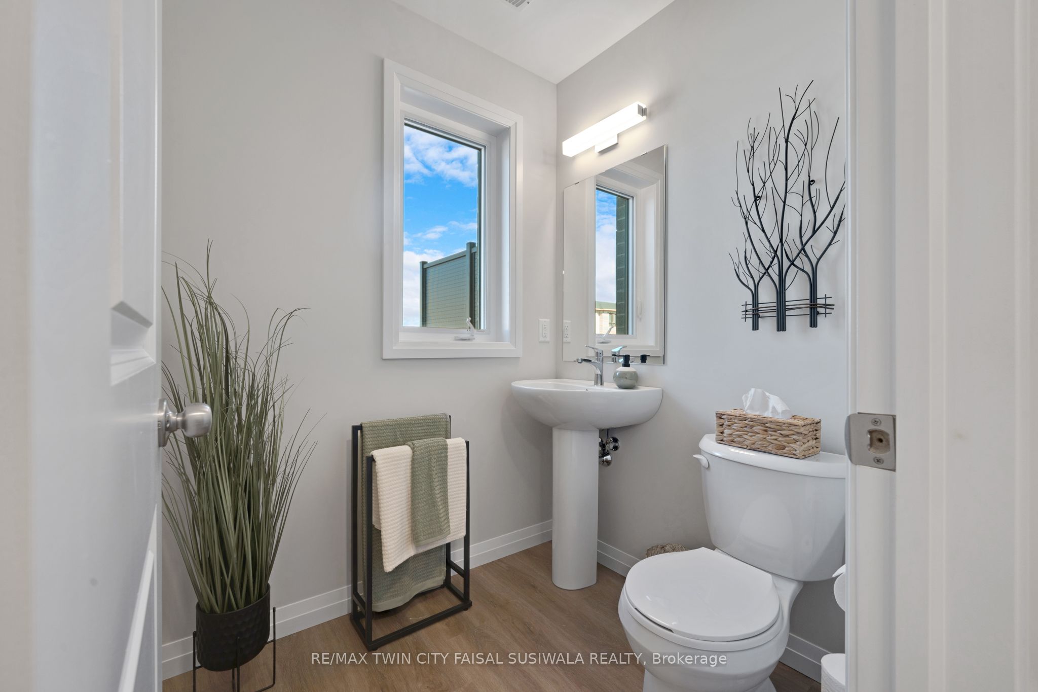 410 Northfield Drive W E5 Property Photo 15